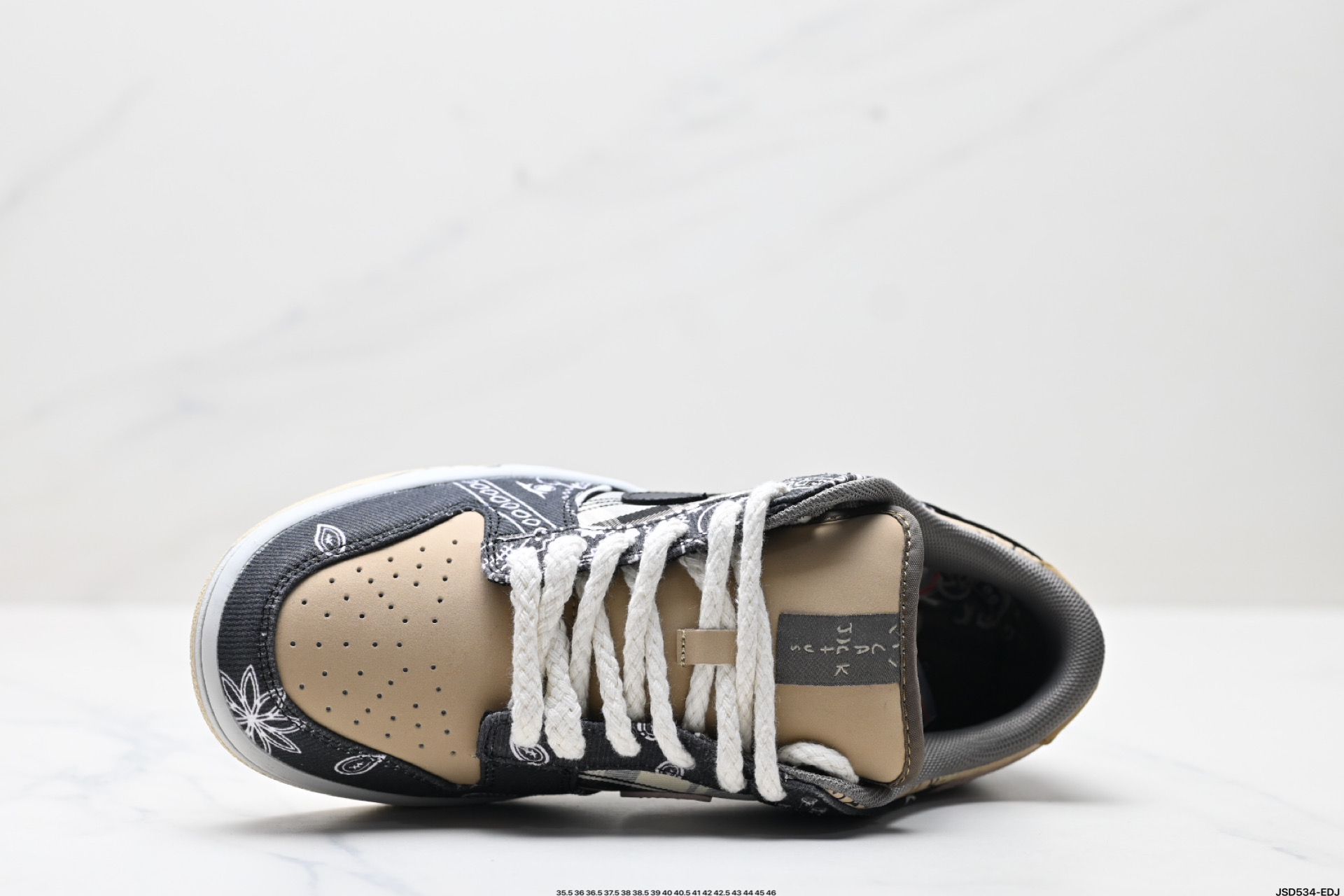 放店💰160 腰果花CT5053-001 公司级🌲耐克NIKE DUNK LOW 扣篮系列 复古低帮休闲运动滑板板鞋 Travis Scott x Nike Dunk SB Low " Jackboys "腰果花印花耐磨防滑低帮板鞋男女同款❗原盒首发版本❗ 双层鞋面可撕破‼️ 加厚鞋舌的填充，使舒适性大大提升。中底采用 Zoom Air 气垫，提供减震防护，带来舒适体验。鞋底设计采用耐用的橡胶外底可在各种运动表面上提供牵引力。 大厂出品，行业标杆之作❗ 继AJ鞋款和AF1鞋款之后TS和Nike又一个全新的合作鞋款，同样采用了拼接的设计。只是在材质上采用了更具有质感的牛仔布 还具有撕撕乐的属性，腰果花的鞋款撕开里面还有一层特殊的鞋面，而鞋舌上的“Cactus Jack”也是证明了出自Travis Scott之手。 采用脚感柔软舒适ZoomAir气垫 有效吸收滑板等极限运动在落地时带来的冲击力 为街头运动者们提供更好的保护 尺码：35.5 36 36.5 37.5 38 38.5 39 40 40.5 41 42 42.5 43 44 45 46 ID:JSD534-EDJ