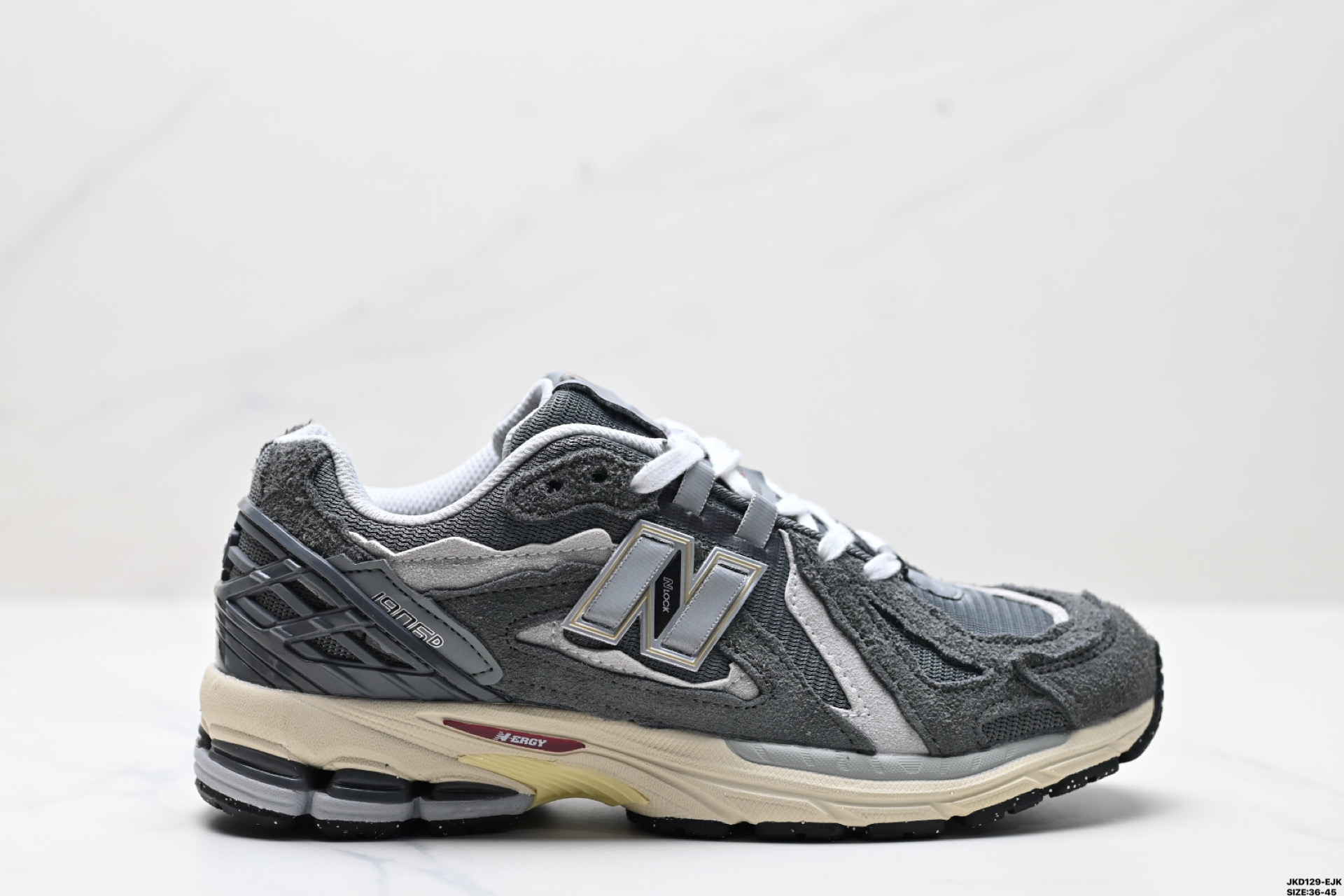 \n公司级New Balance MYJ系列复古单品宝藏老爹鞋款 公司级版本复古元素叠加 质感超级棒 楦版型材料细节做工精细 作为NB最经典的档案鞋型之一 与ZD一样，YJ有着NB最成熟的技术加持和复古款式，而本次推出的版本参照ZDr的定位，相信会在性价两端做出权衡。单从造型上来看，依旧是vibe风格，味道很正，细节也很酷，这双YJr无疑必能打入复古跑鞋爱好者的年度鞋款名录 \n官方货号:MYJDA\n尺码:-\nID:JKD-EJK