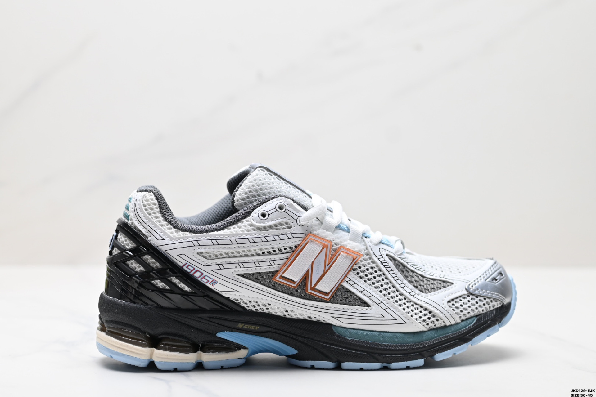 \n公司级New Balance MYJ系列复古单品宝藏老爹鞋款 公司级版本复古元素叠加 质感超级棒 楦版型材料细节做工精细 作为NB最经典的档案鞋型之一 与ZD一样，YJ有着NB最成熟的技术加持和复古款式，而本次推出的版本参照ZDr的定位，相信会在性价两端做出权衡。单从造型上来看，依旧是vibe风格，味道很正，细节也很酷，这双YJr无疑必能打入复古跑鞋爱好者的年度鞋款名录 \n官方货号:MYJDA\n尺码:-\nID:JKD-EJK