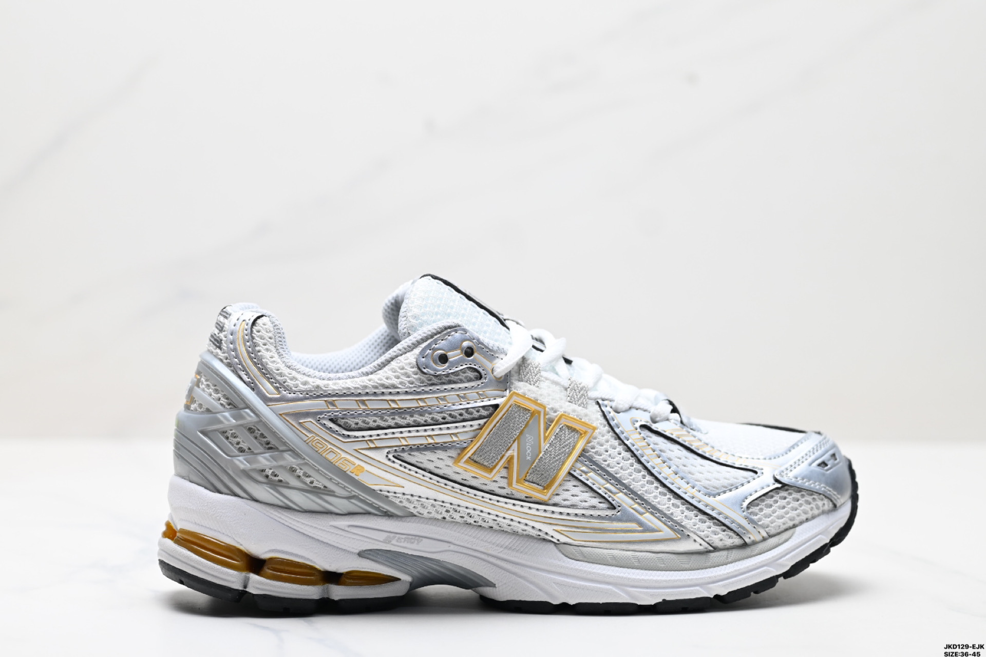 \n公司级New Balance MYJ系列复古单品宝藏老爹鞋款 公司级版本复古元素叠加 质感超级棒 楦版型材料细节做工精细 作为NB最经典的档案鞋型之一 与ZD一样，YJ有着NB最成熟的技术加持和复古款式，而本次推出的版本参照ZDr的定位，相信会在性价两端做出权衡。单从造型上来看，依旧是vibe风格，味道很正，细节也很酷，这双YJr无疑必能打入复古跑鞋爱好者的年度鞋款名录 \n官方货号:MYJDA\n尺码:-\nID:JKD-EJK