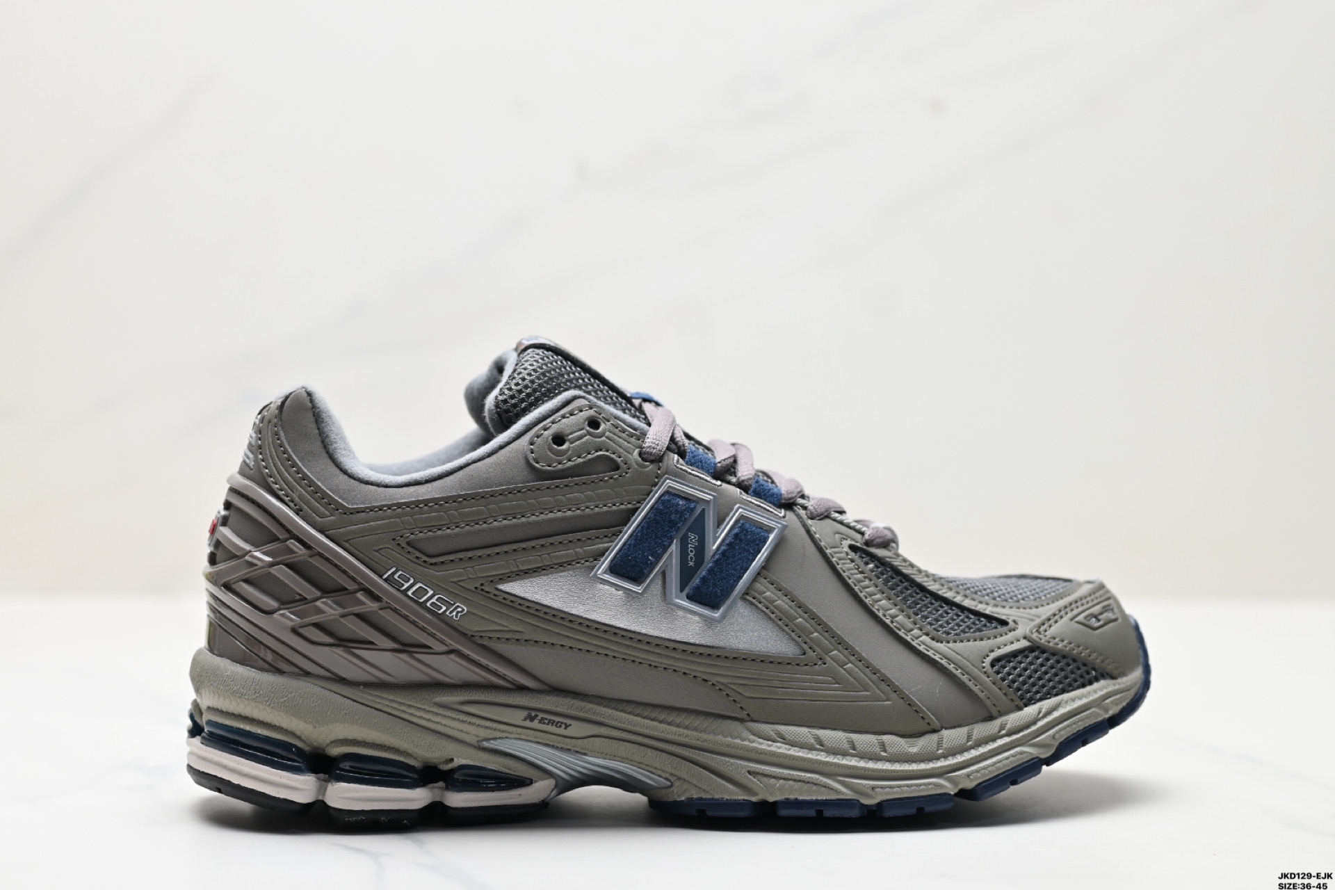 \n公司级New Balance MYJ系列复古单品宝藏老爹鞋款 公司级版本复古元素叠加 质感超级棒 楦版型材料细节做工精细 作为NB最经典的档案鞋型之一 与ZD一样，YJ有着NB最成熟的技术加持和复古款式，而本次推出的版本参照ZDr的定位，相信会在性价两端做出权衡。单从造型上来看，依旧是vibe风格，味道很正，细节也很酷，这双YJr无疑必能打入复古跑鞋爱好者的年度鞋款名录 \n官方货号:MYJDA\n尺码:-\nID:JKD-EJK