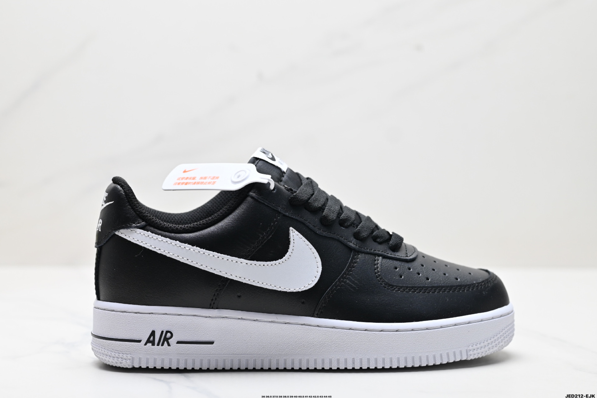 \n公司级耐克Nike Air Force “0空军一号低帮百搭休闲运动板鞋。柔软、弹性十足的缓震性能和出色的中底设计，横跨复古与现代的外型结合，造就出风靡全球三十多年的Force 。\n货号:НM-00\n尺码: . .  .   .   .   \nID:JED-EJK