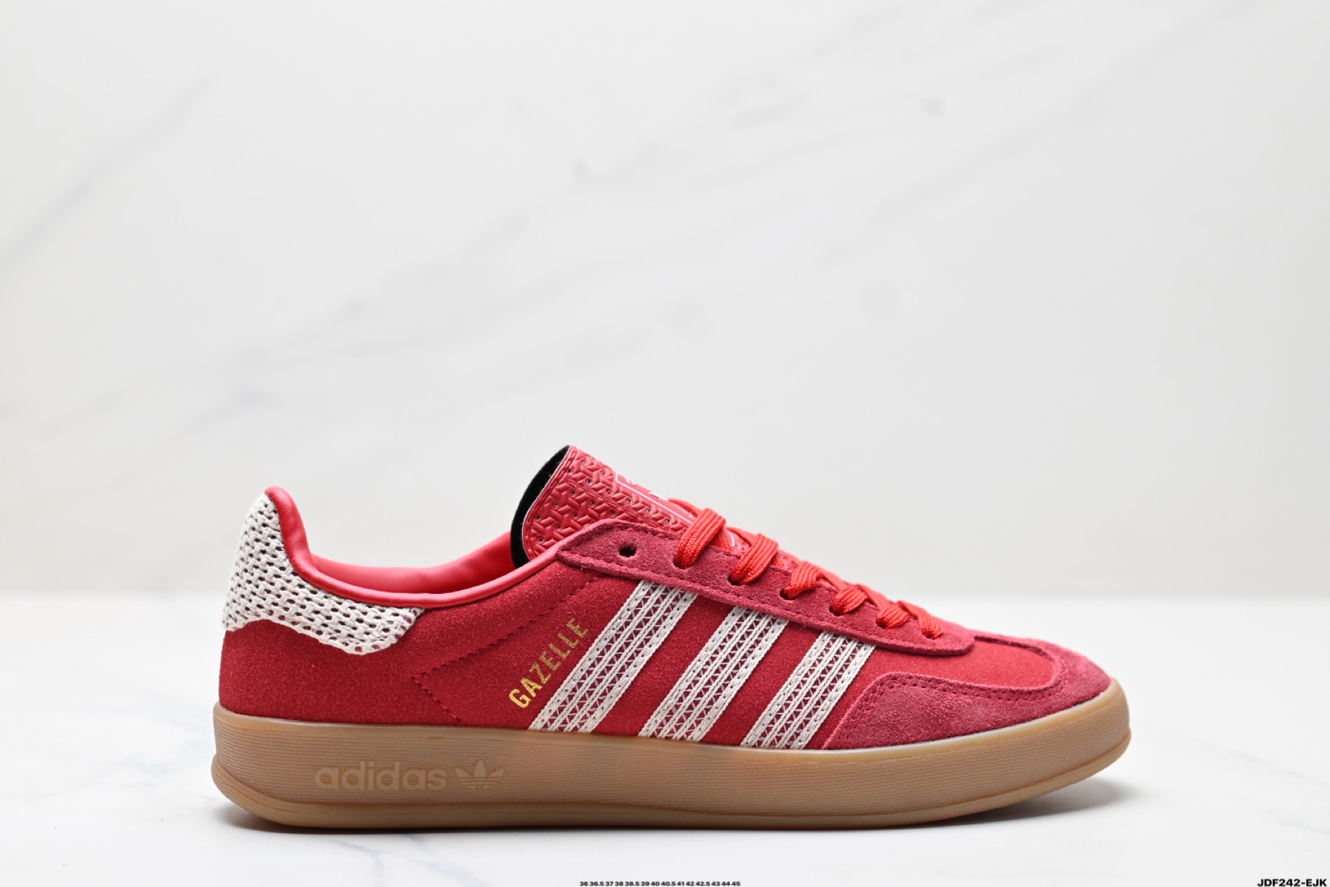 YW\n公司级adidas Originals Gazelle Indoor 三叶草休闲防滑耐磨低帮板鞋\n鞋头出色设计 塑就出众贴合感\n稳固的后跟贴合足部曲线设计\n软弹舒适 不易磨脚\n橡胶鞋底配合防滑纹路设计 平稳抓地\n官方货号:JI\n尺码: .   . .  .   .   \nID:JDF-EJK