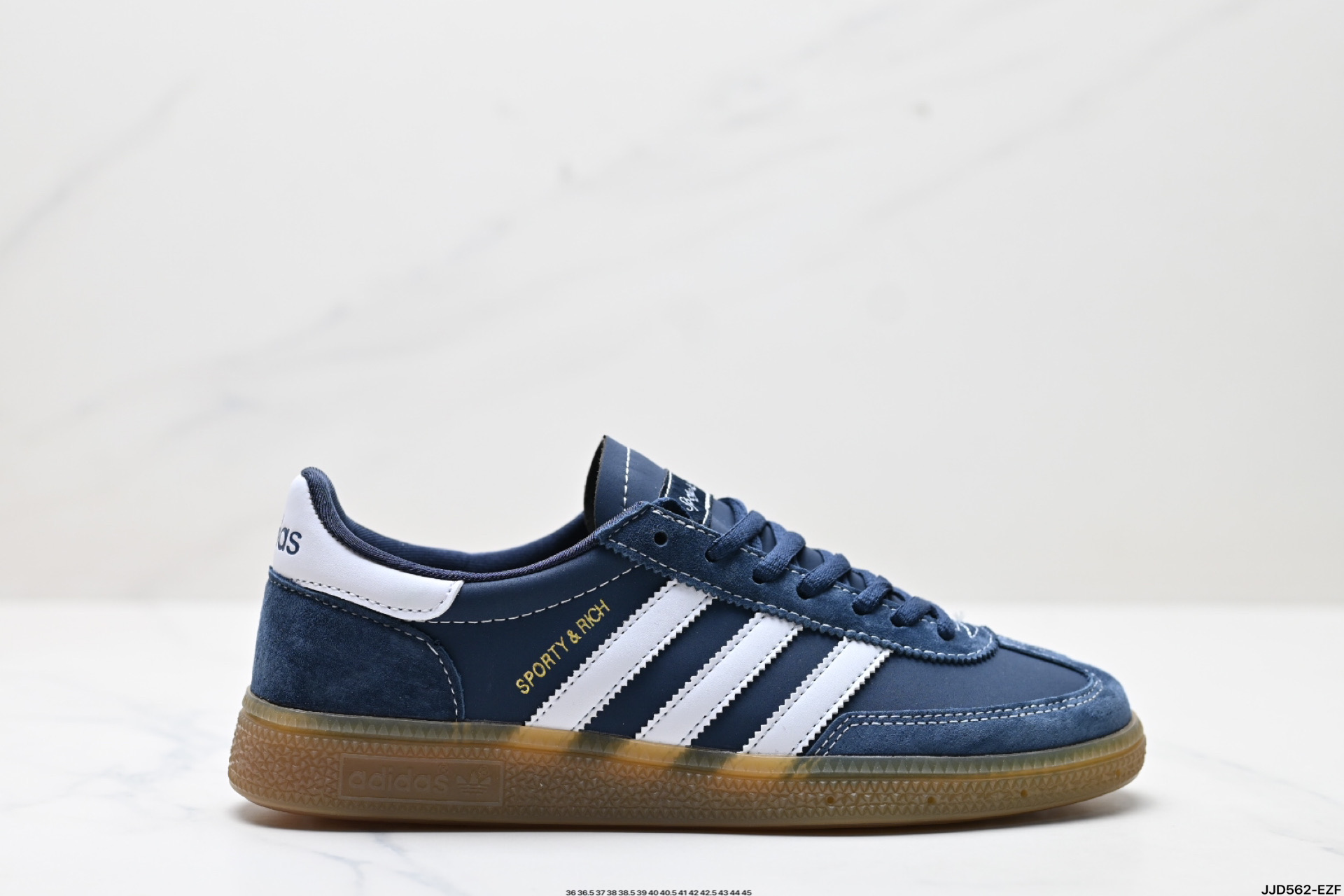 💰110公司级Adidas Handball Spezial
阿迪达斯经典款 复古休闲板鞋
全鞋采用反毛皮制作 牛筋耐磨大底 
承载青春情怀的板鞋 经典三条杠装饰鞋侧 
品牌辨识度清晰
官方货号:JP7067
尺码:36 36.5 37 38 38.5 39 40 40.5 41 42 42.5 43 44 45