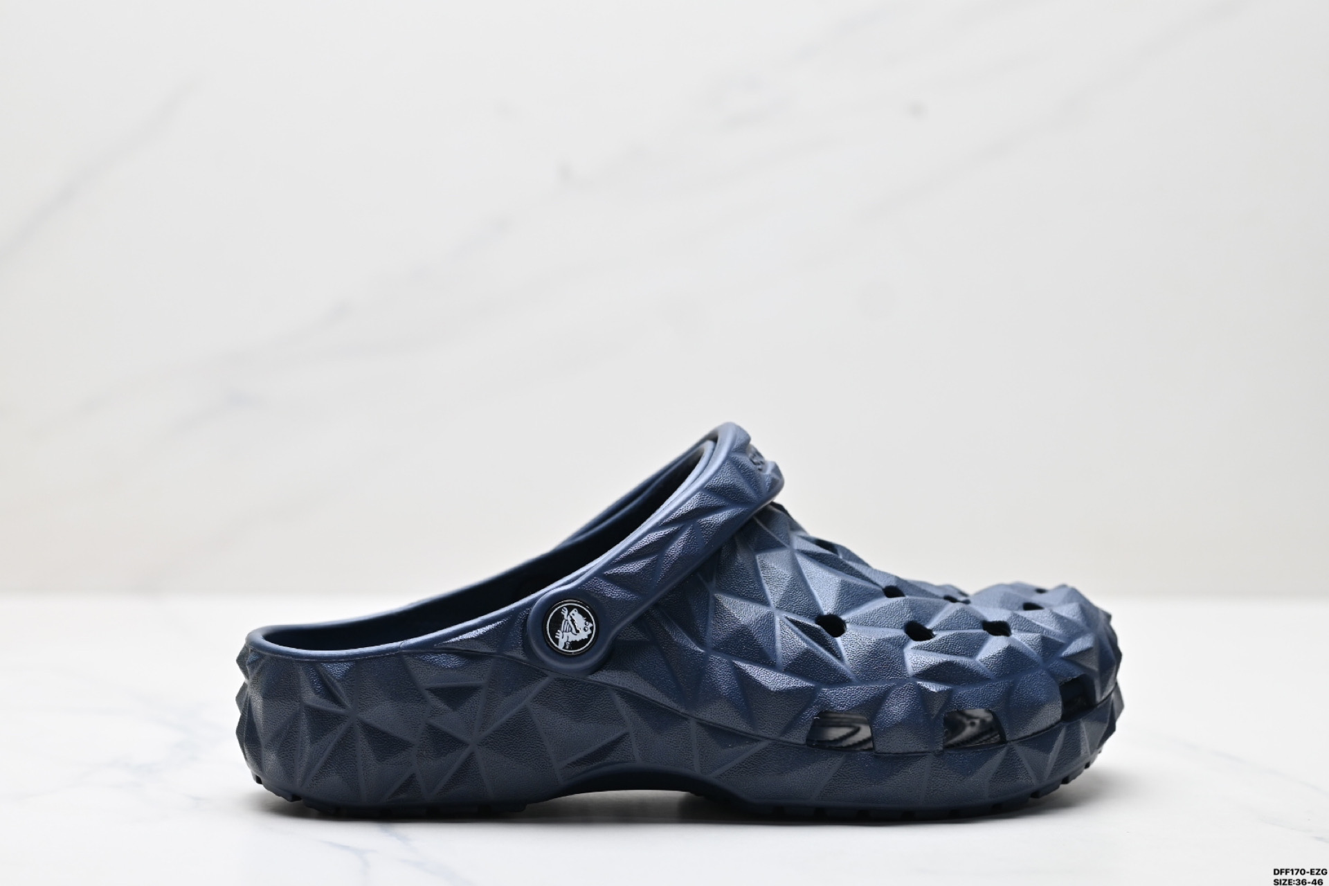 💰55
公司级✅Crocs卡骆驰 EVA 榴莲洞洞鞋
一体成型 室外沙滩涉水休闲运动拖鞋
时尚舒适 高品质洞洞鞋 脚感出色
夏季必备单品 出行必备
尺码:36-46
ID:DFF170-EZG