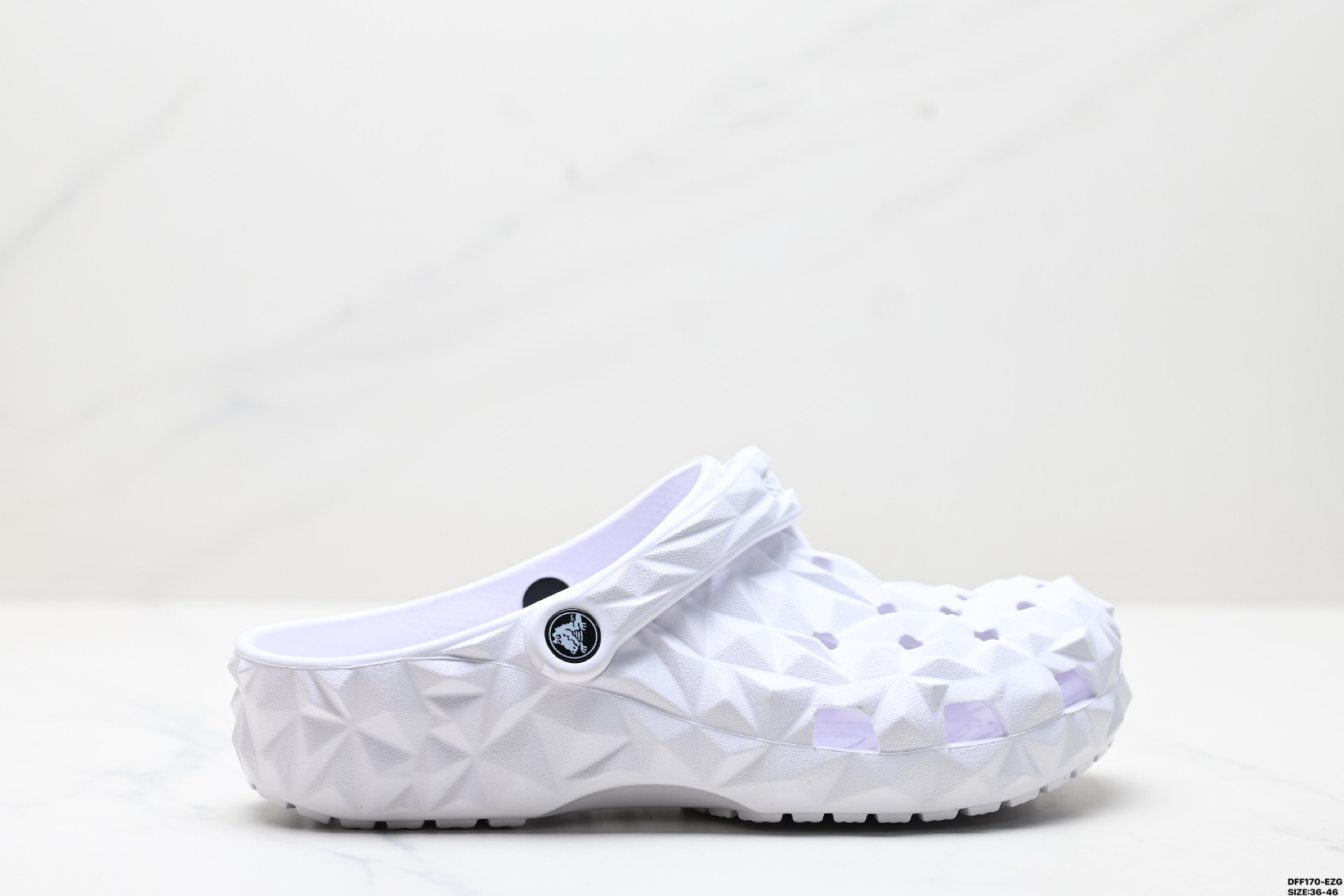 💰55
公司级✅Crocs卡骆驰 EVA 榴莲洞洞鞋
一体成型 室外沙滩涉水休闲运动拖鞋
时尚舒适 高品质洞洞鞋 脚感出色
夏季必备单品 出行必备
尺码:36-46
ID:DFF170-EZG