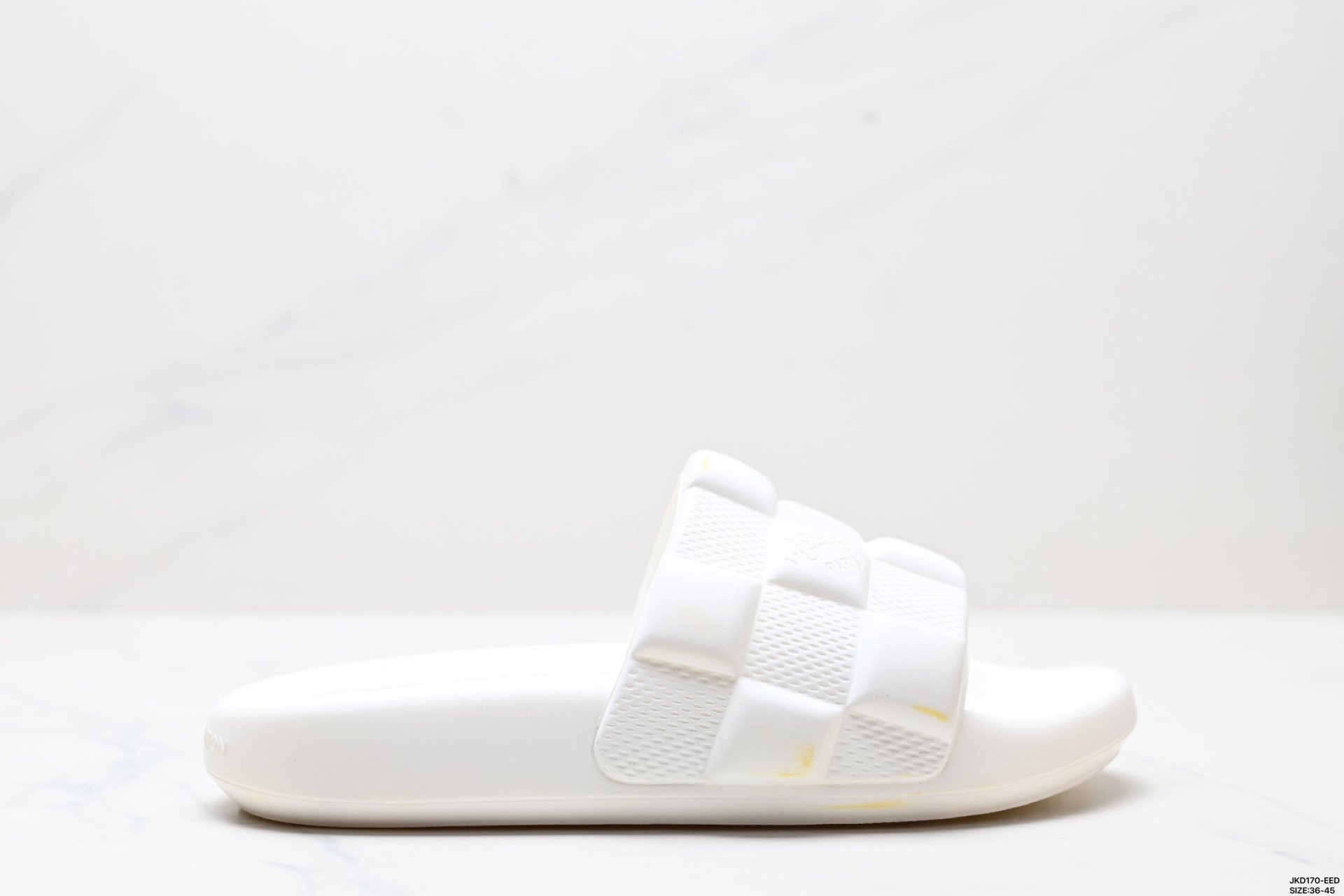 公司级✅LOUIS VUITTON Waterfront 徽标 平底套脚防臭一字拖鞋 男女款 Waterfront 穆勒鞋在本季以 Maxi Damier 橡胶重新诠释,其特色是路易威登历史悠久的 Damier 图案的大号版本.色块效果与这款实用的防水泳池滑梯的设计相得益彰,它还配有舒适的解剖学鞋垫和轻便灵活的橡胶外底. D:JKD170-EED