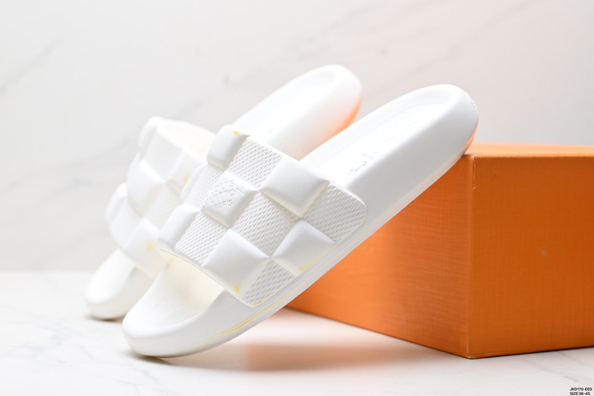 公司级✅LOUIS VUITTON Waterfront 徽标 平底套脚防臭一字拖鞋 男女款 Waterfront 穆勒鞋在本季以 Maxi Damier 橡胶重新诠释,其特色是路易威登历史悠久的 Damier 图案的大号版本.色块效果与这款实用的防水泳池滑梯的设计相得益彰,它还配有舒适的解剖学鞋垫和轻便灵活的橡胶外底. D:JKD170-EED