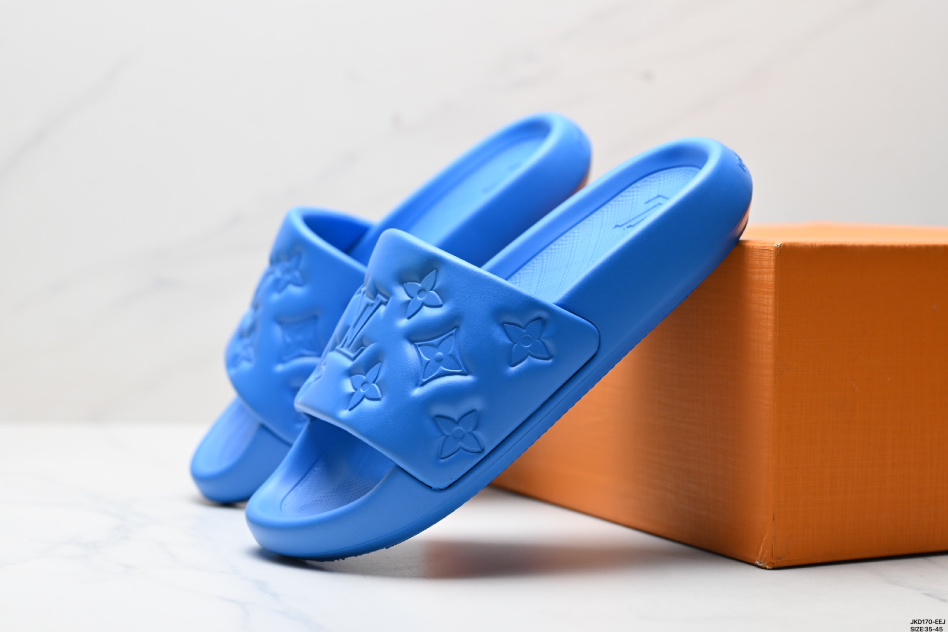 公司级✅LOUIS VUITTON 路易威登 Waterfront 舒适日常 LV拖鞋 本款凉拖为鞋带压印经典Monogram图案 营造趣味蓬松质感 防水橡胶适宜池畔漫步 路易威登标识分别压印舒适内底和柔韧外底 ID:JKD170-EEJ