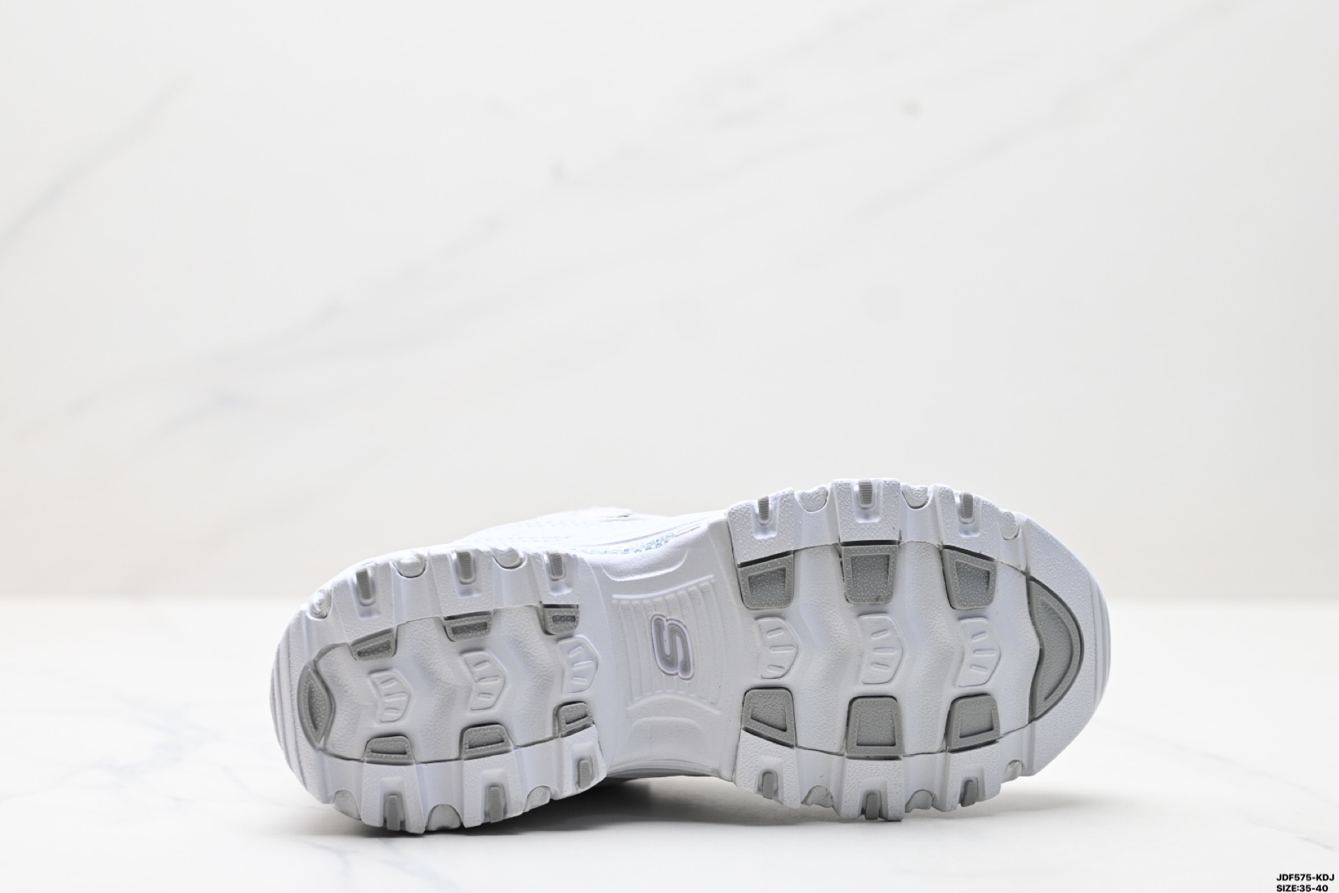 供货价:120💰『高瑞莆田鞋』星选安福优品,得物APP同步款,顺丰包邮得物1:1面单,下单赠送精美礼品🎁
公司级✅Skechers斯凯奇 D'LITES 1.0 奶茶熊蓝莓甜酒 合成革日常 潮搭 耐磨低帮 生活休闲鞋
货号:13167-NTBL
尺码:35-40
ID:JDF575-KDJ