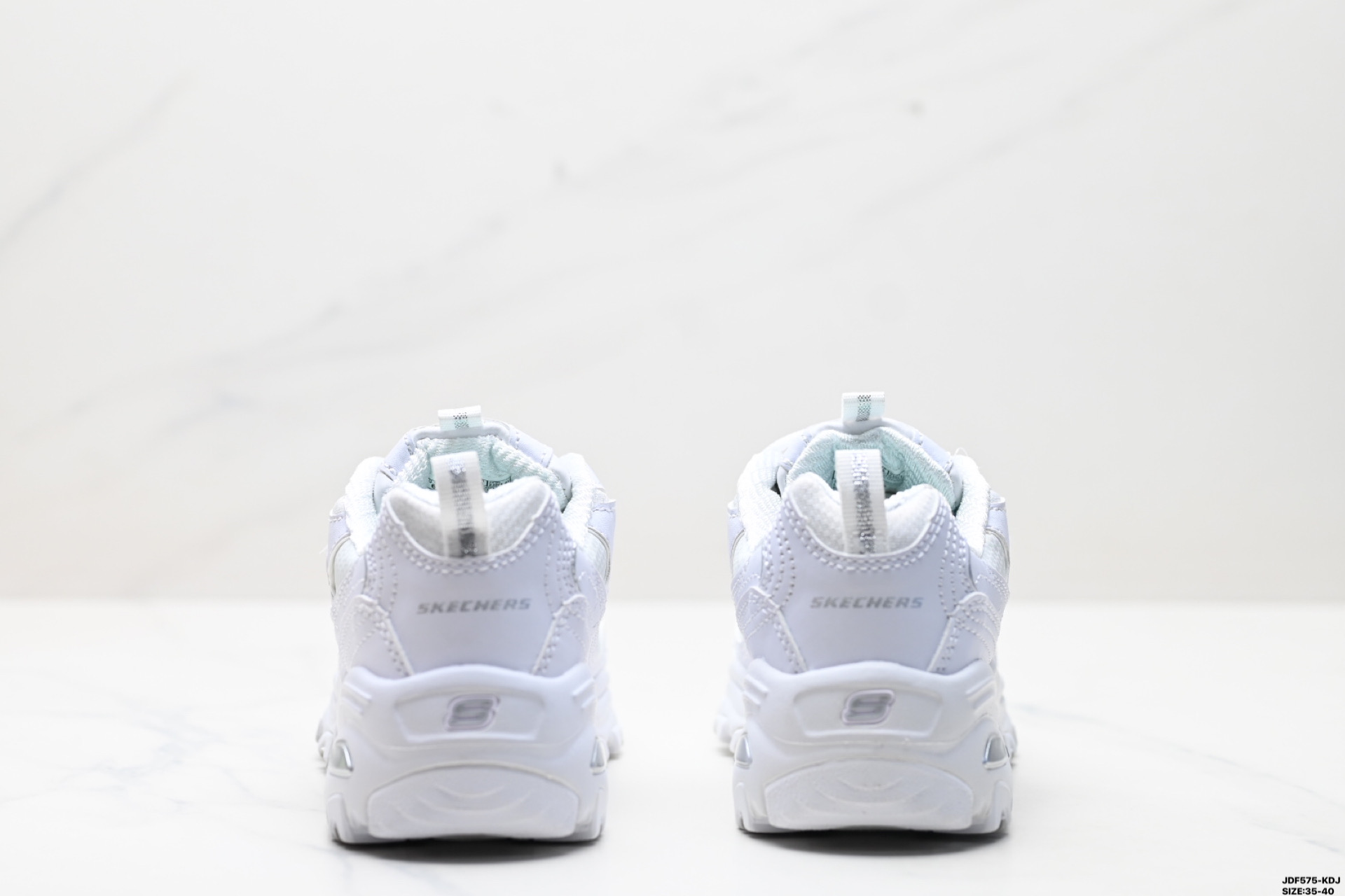 供货价:120💰『高瑞莆田鞋』星选安福优品,得物APP同步款,顺丰包邮得物1:1面单,下单赠送精美礼品🎁
公司级✅Skechers斯凯奇 D'LITES 1.0 奶茶熊蓝莓甜酒 合成革日常 潮搭 耐磨低帮 生活休闲鞋
货号:13167-NTBL
尺码:35-40
ID:JDF575-KDJ