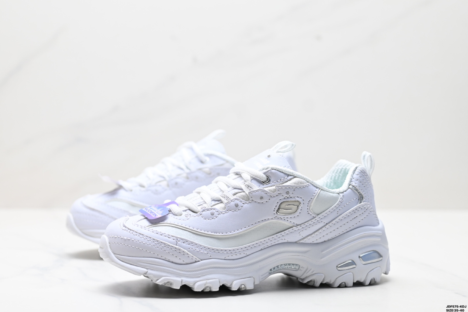 供货价:120💰『高瑞莆田鞋』星选安福优品,得物APP同步款,顺丰包邮得物1:1面单,下单赠送精美礼品🎁
公司级✅Skechers斯凯奇 D'LITES 1.0 奶茶熊蓝莓甜酒 合成革日常 潮搭 耐磨低帮 生活休闲鞋
货号:13167-NTBL
尺码:35-40
ID:JDF575-KDJ