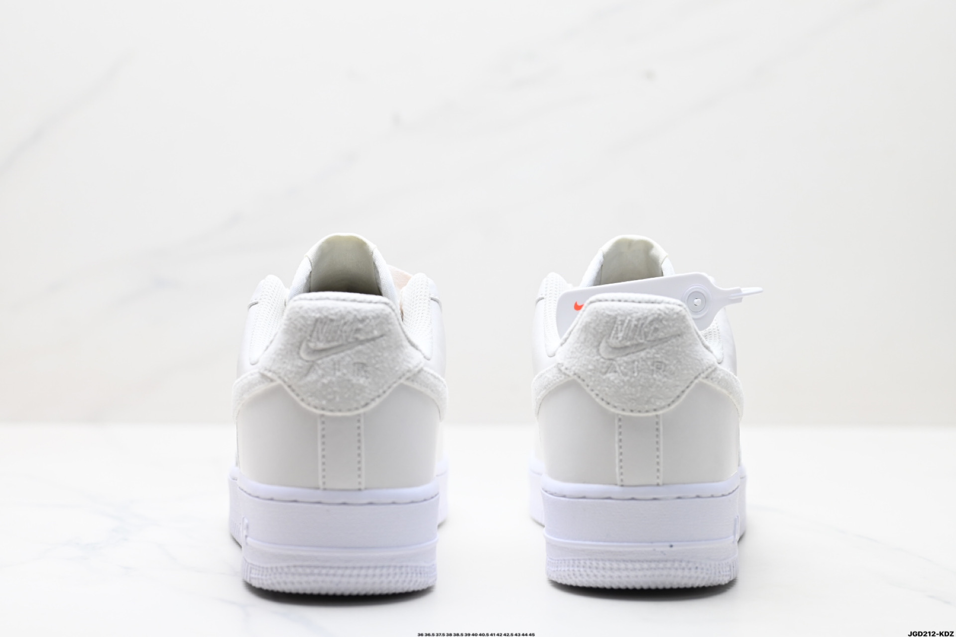 190 NIKE AIR FORCE 1‘07 LV8    HQ3905-001