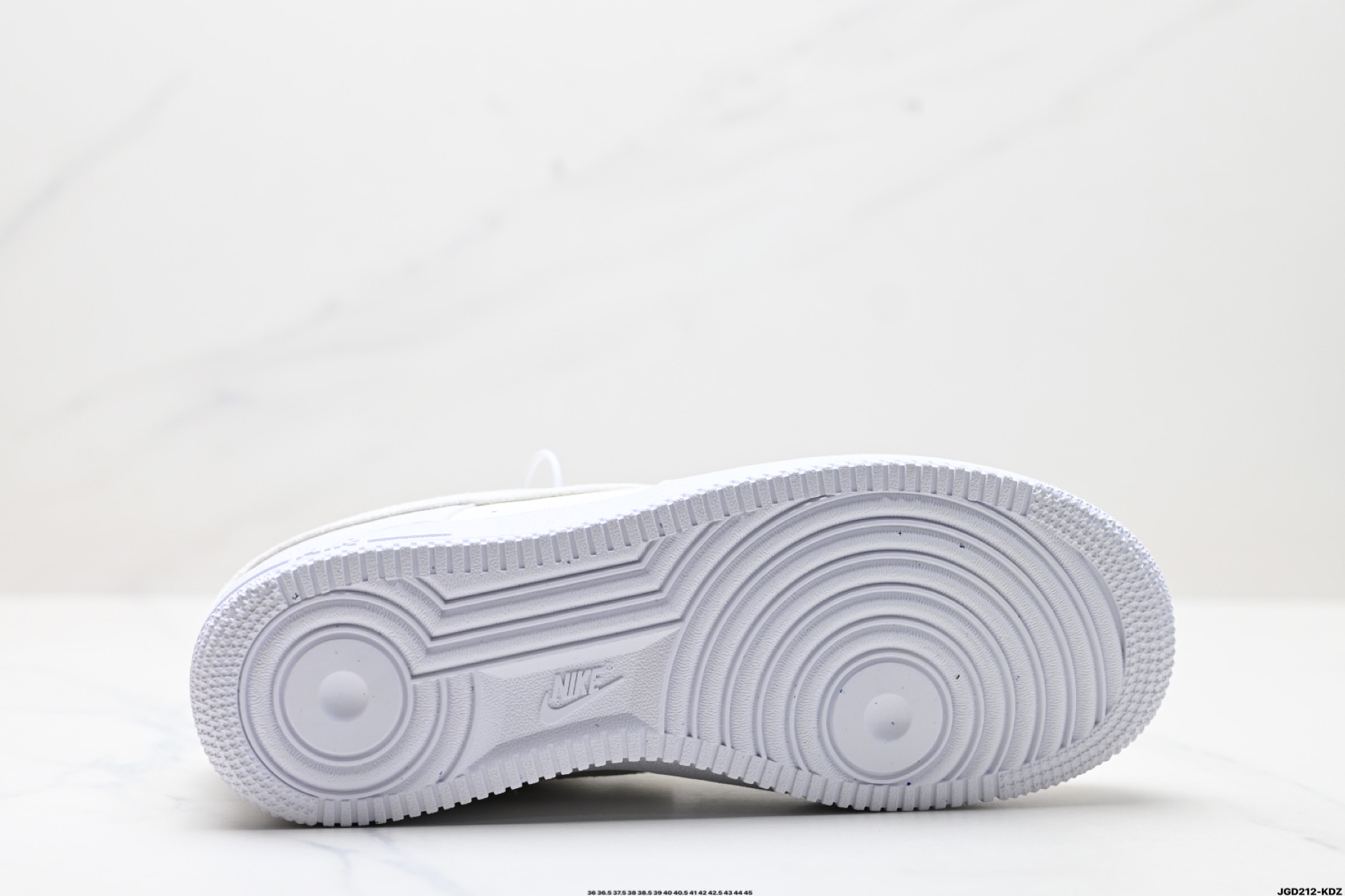 190 NIKE AIR FORCE 1‘07 LV8    HQ3905-001