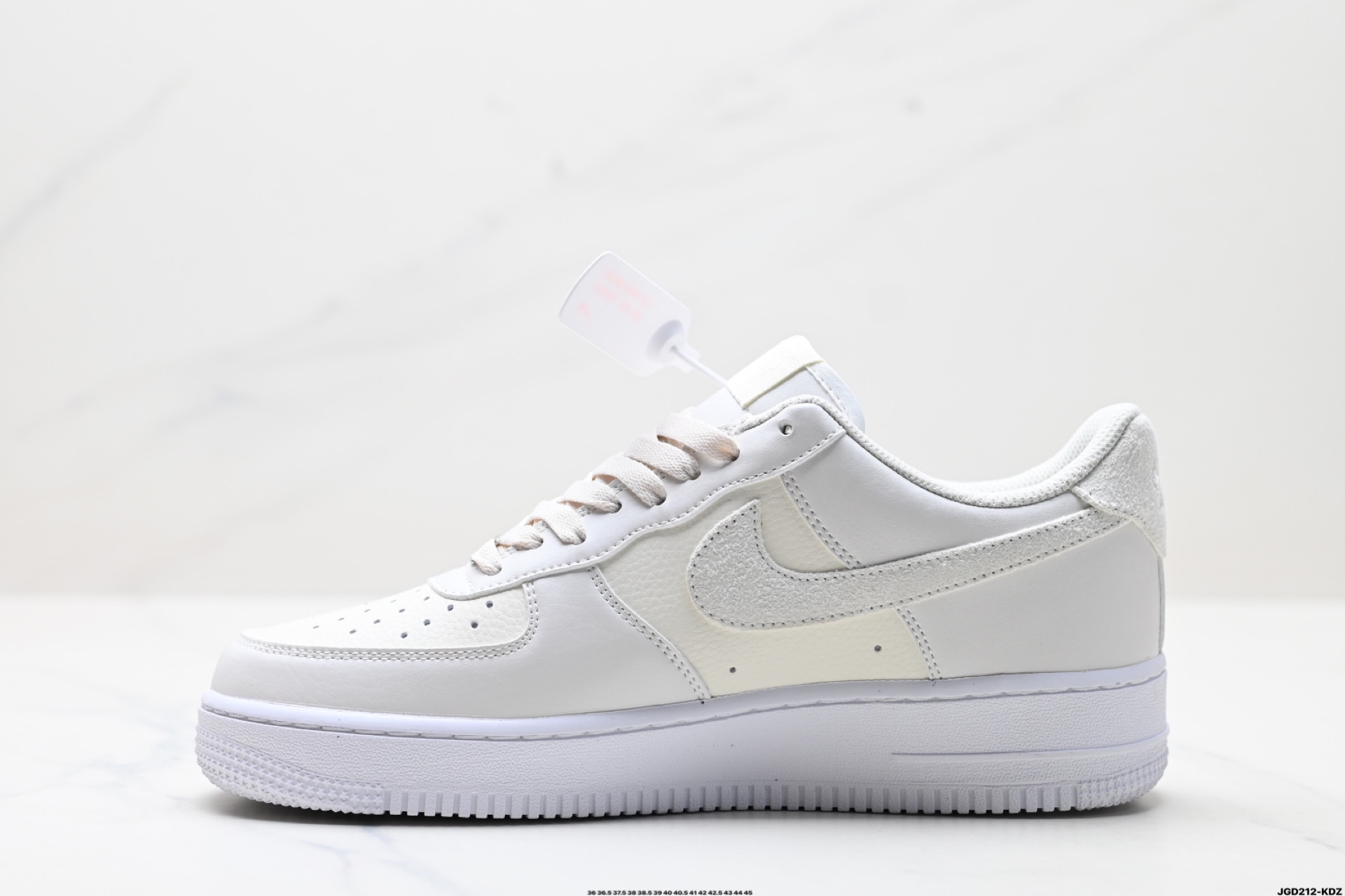 190 NIKE AIR FORCE 1‘07 LV8    HQ3905-001