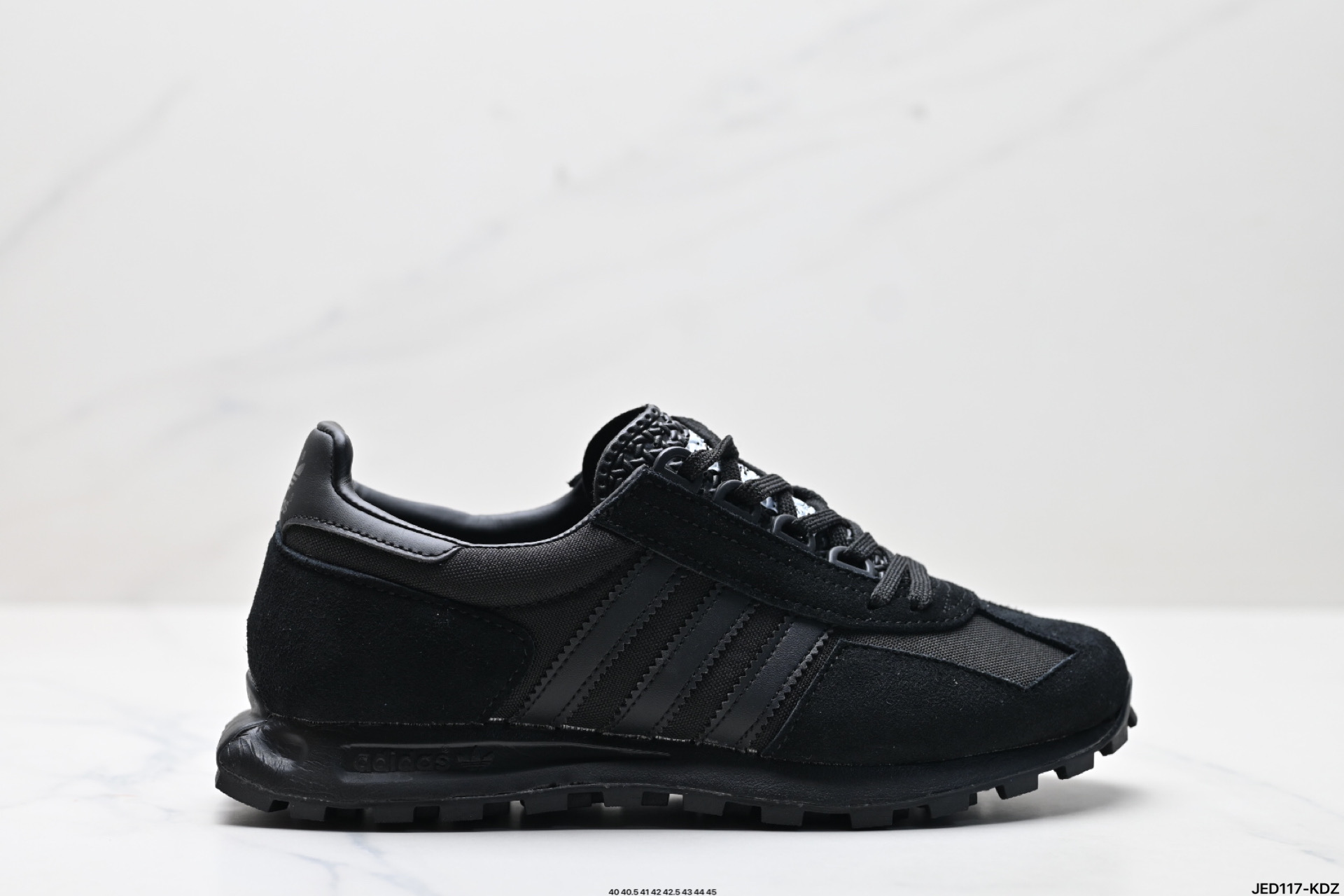 公司级Adidas/阿迪达斯三叶草RETROPY E5男女经典运动鞋 Retropy E5的设计灵感源自adidas经典跑鞋,保留了标志性的鞋型,同时融入现代元素.它采用了尼龙和麂皮等材质拼接,搭配质感灰与燕麦色,展现出独特的复古韵味.它搭载了BOOST中底,不仅提供了卓越的回弹和缓震效果,还能让穿着者在长时间行走或运动中保持舒适,仿佛每一步都踩在云端. 货号:GY9922