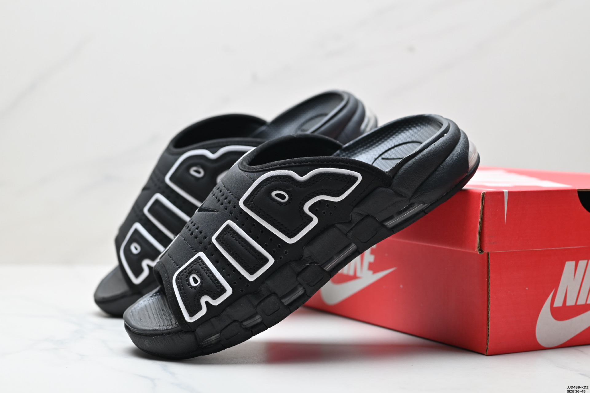 公司级✅NIKE AIR MORE UPTEMPO SLIDE皮蓬拖鞋 以流行于街头的涂鸦文化为设计灵感 整体的设计风格夸张而充满魅力 厚实而充满质感的皮质鞋面两侧印刻了一对巨大的字母 独特炫酷的外观惊艳无比 货号:DV2132-001 ID:JJD489-KDZ