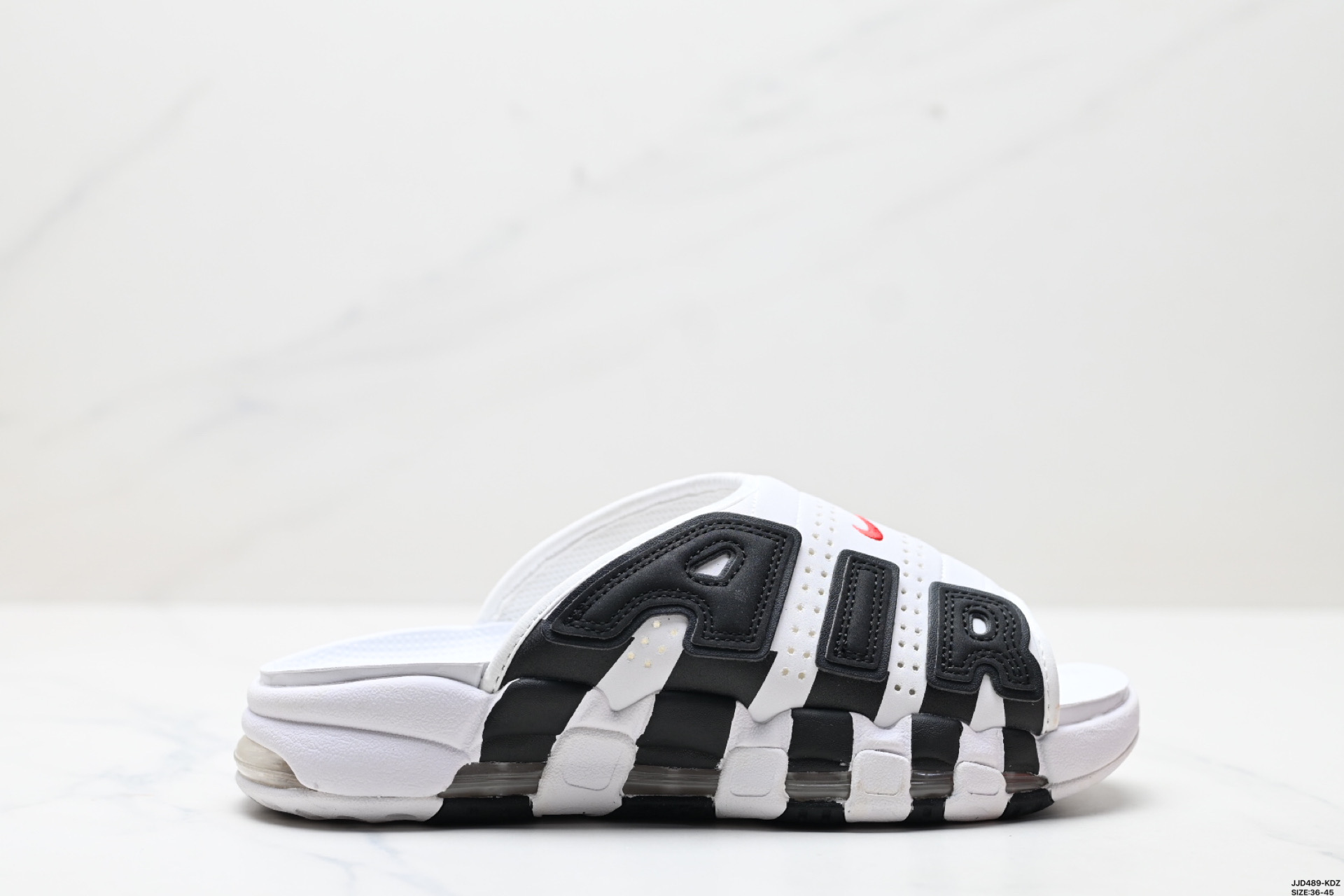 公司级✅NIKE AIR MORE UPTEMPO SLIDE皮蓬拖鞋 以流行于街头的涂鸦文化为设计灵感 整体的设计风格夸张而充满魅力 厚实而充满质感的皮质鞋面两侧印刻了一对巨大的字母 独特炫酷的外观惊艳无比 货号:DV2132-001 ID:JJD489-KDZ