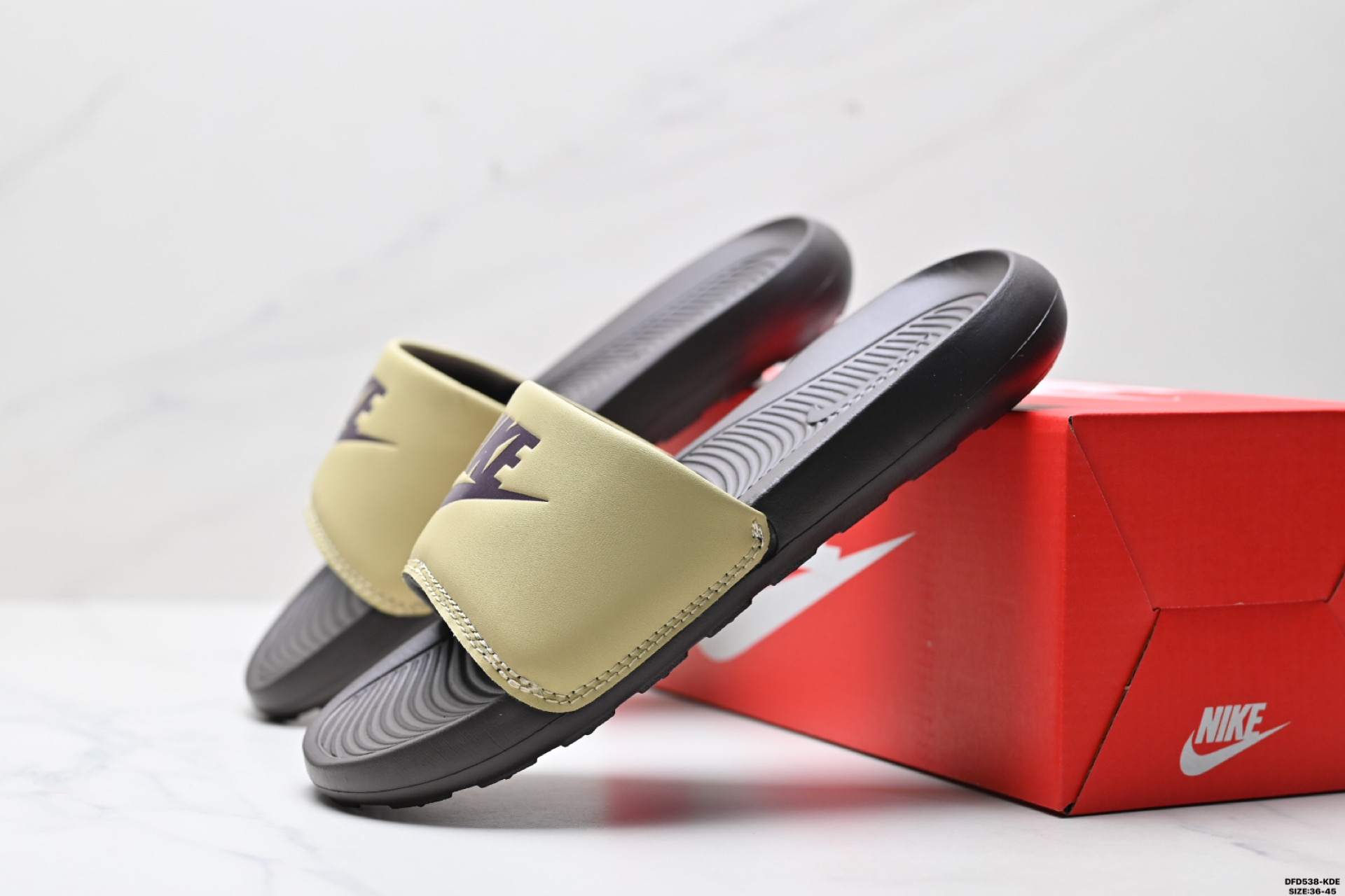 70  NIKE VICTORI ONE SLIDE 耐克 防滑运动拖鞋