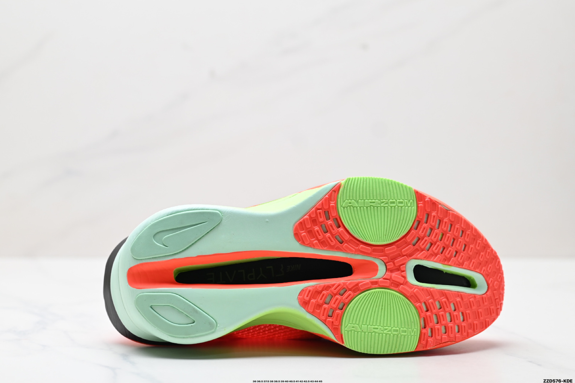 260 新品发布 Nike Air Zoom Alphafly NEXT%整体采用前作的设计语言 FD8395-660