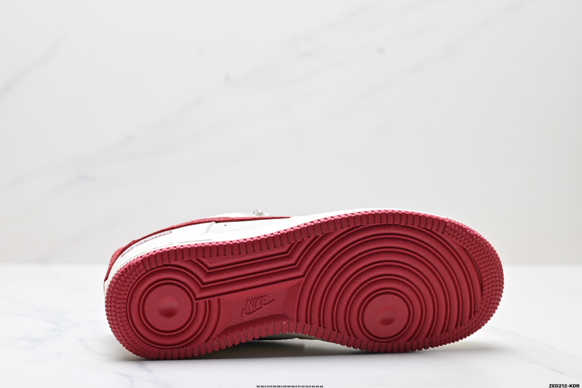 270 NIKE AIR FORCE 1‘07 LV8   DF0188-040