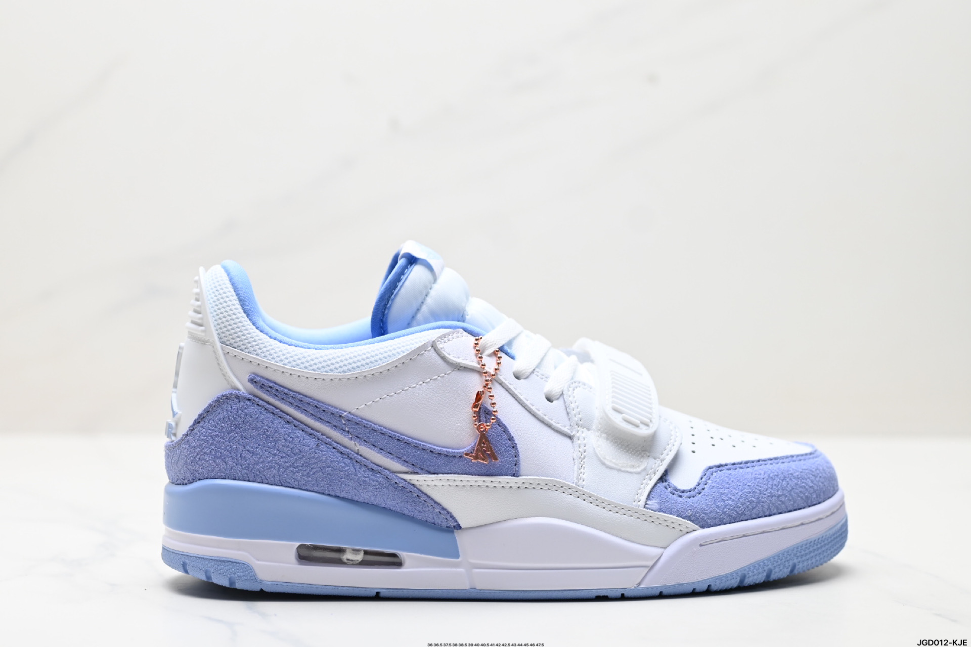 💰160 公司级✅三合一最强合体,多种新配色回归!耐克Nike Air Jordan Legacy 312 Low”White/Grey Fog/Blue/Red“乔丹最强三合一混合版本低帮文化休闲运动篮球鞋 货号:FQ7827-104 尺码:36 36.5 37.5 38 38.5 39 40 40.5 41 42 42.5 43 44 45 46 47.5 ▪️Air Jordan Legacy 312 作为 Jordan Brand 旗下较为成功的杂交混血鞋款,由 Jordan 品牌联合街头潮流设计师 Don C 共同打造,而 312 正是芝加哥的区号,用来表达对乔丹家乡芝加哥的热爱和留恋。同时融合了Air Jordan 1,Air Jordan 3,Air Alpha Force Low中的经典设计元素进行重新的组合,使得经典鞋款元素焕发出全新的魅力。经典无须赘述,白红搭配的Chicago配色是为Air Jordan系列里无可争议的C位配色! ID:JGD012-KJE