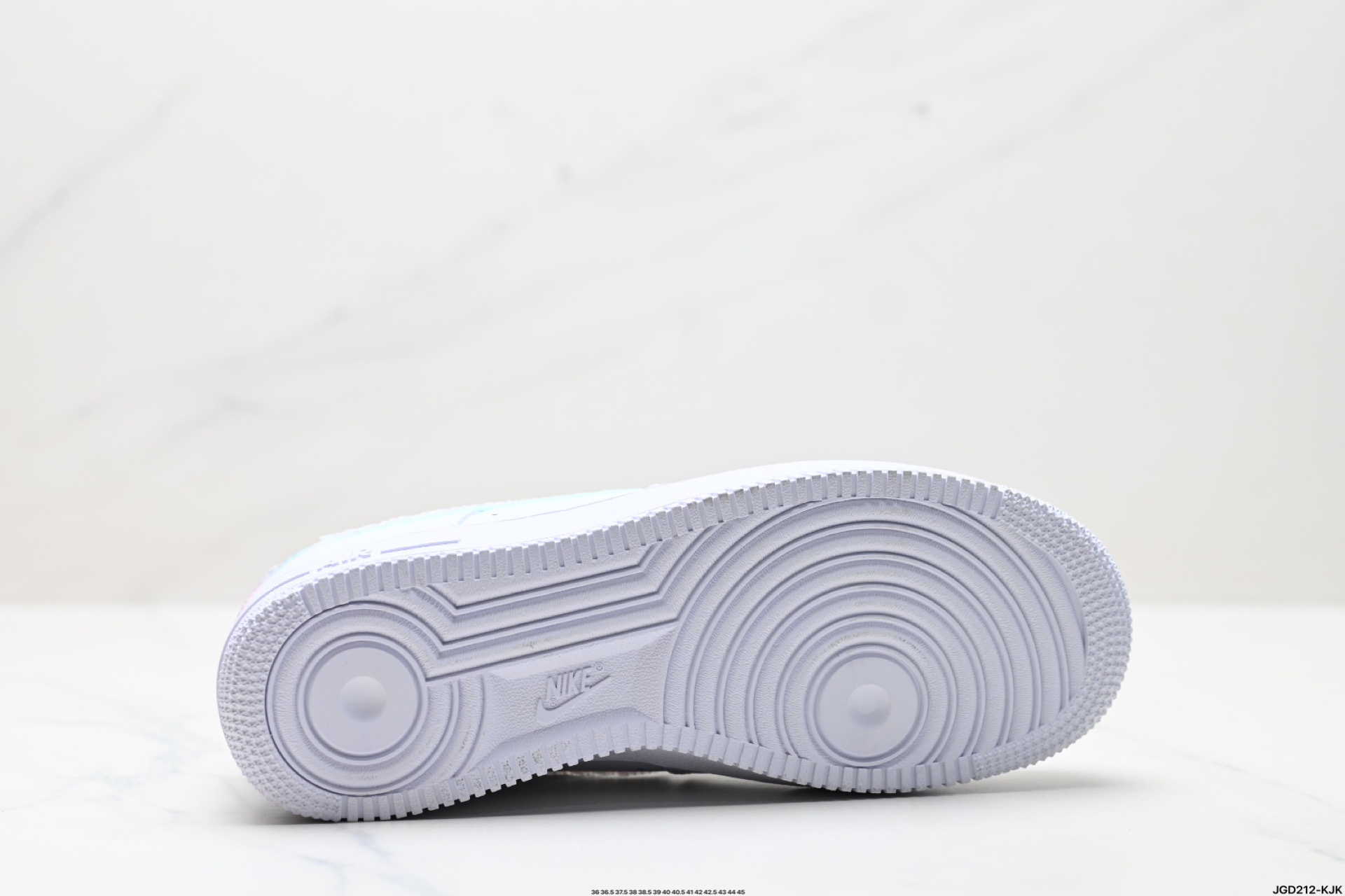 190 NIKE AIR FORCE 1‘07 LV8  CV1699-100
