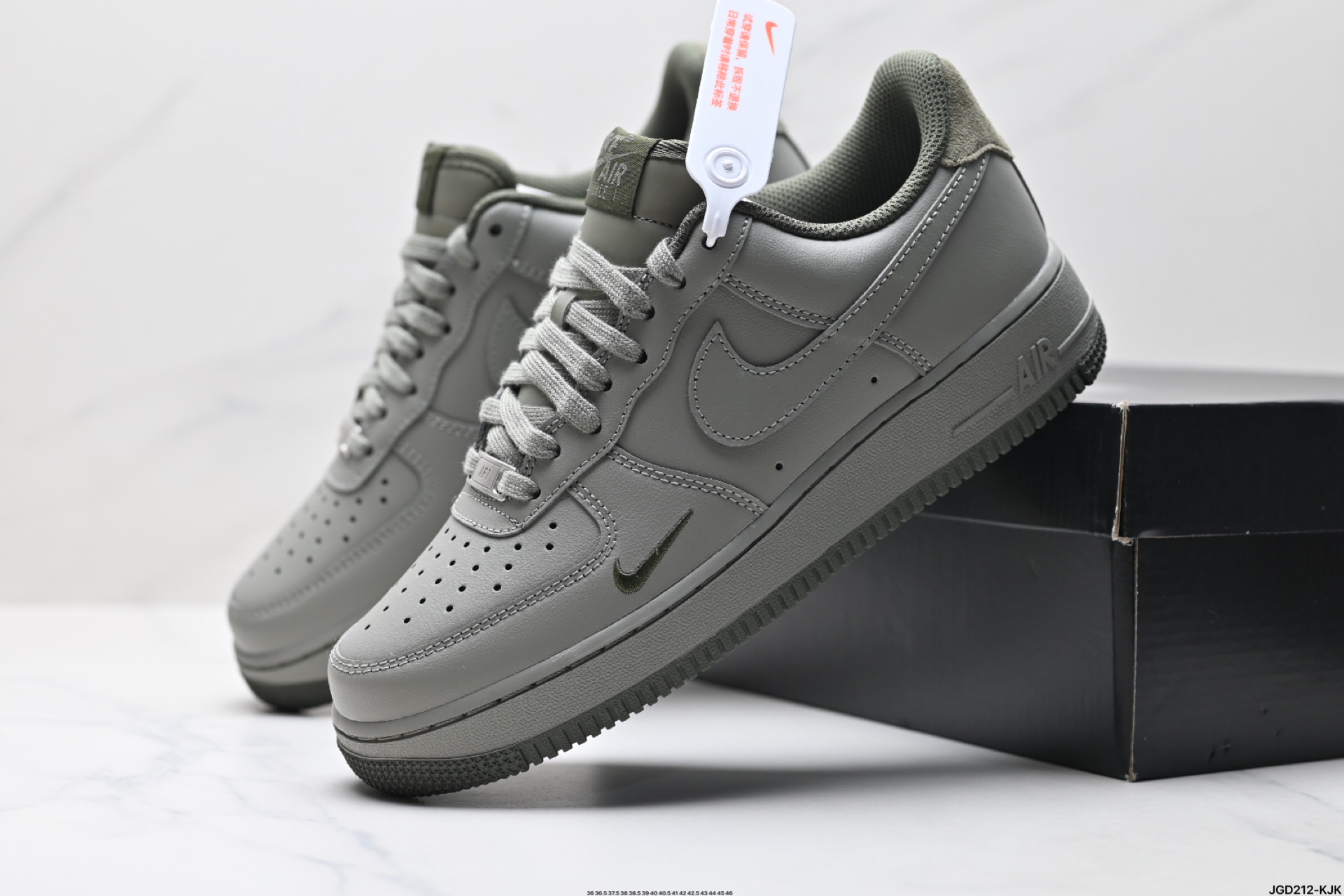 190 NIKE AIR FORCE 1‘07 LV8  HM9483-300