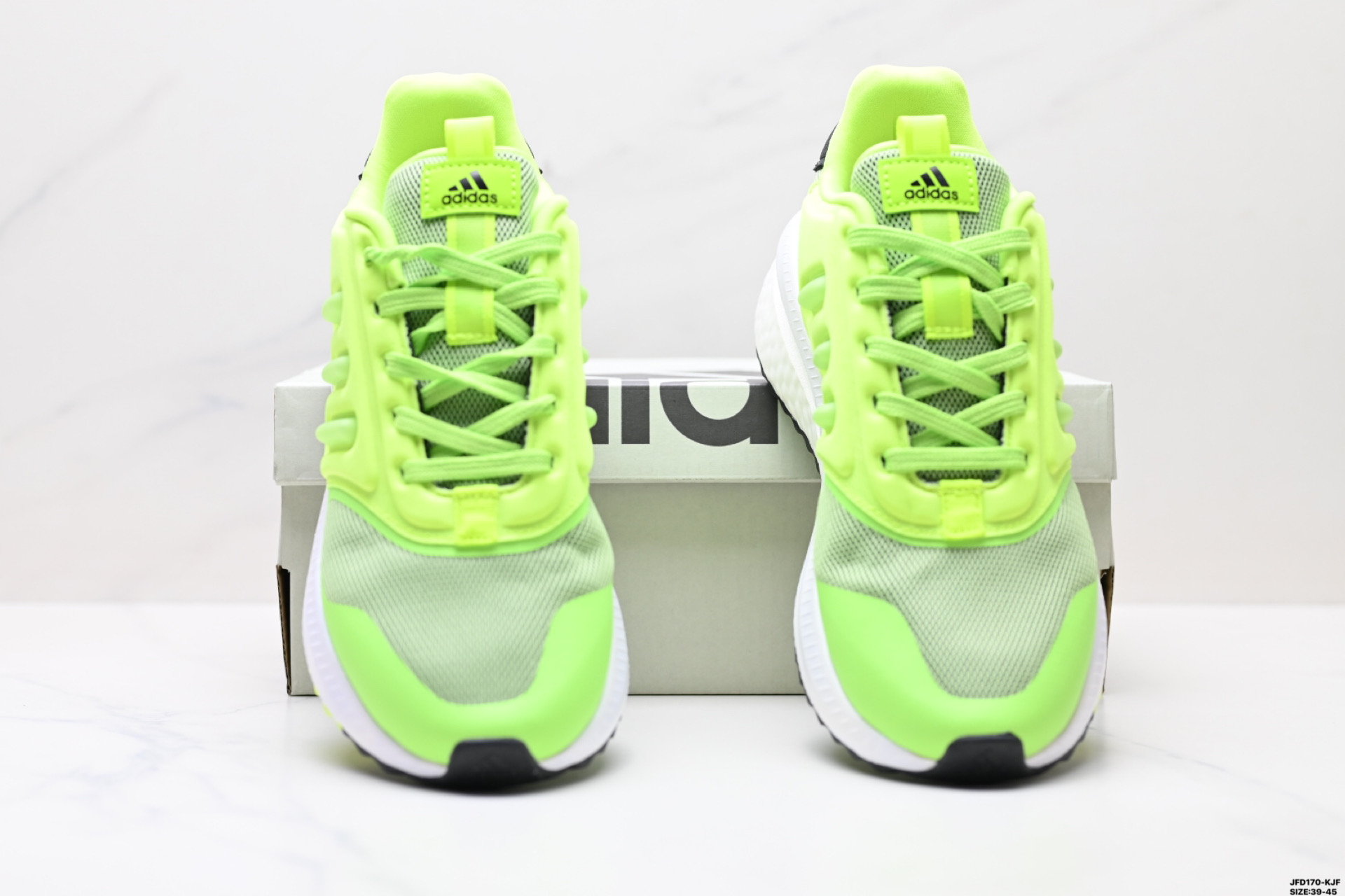 180 Adidas X_Plrphase 低帮运动鞋 外底延续 Boost 系列鞋款经典的镂空设计 IG4772