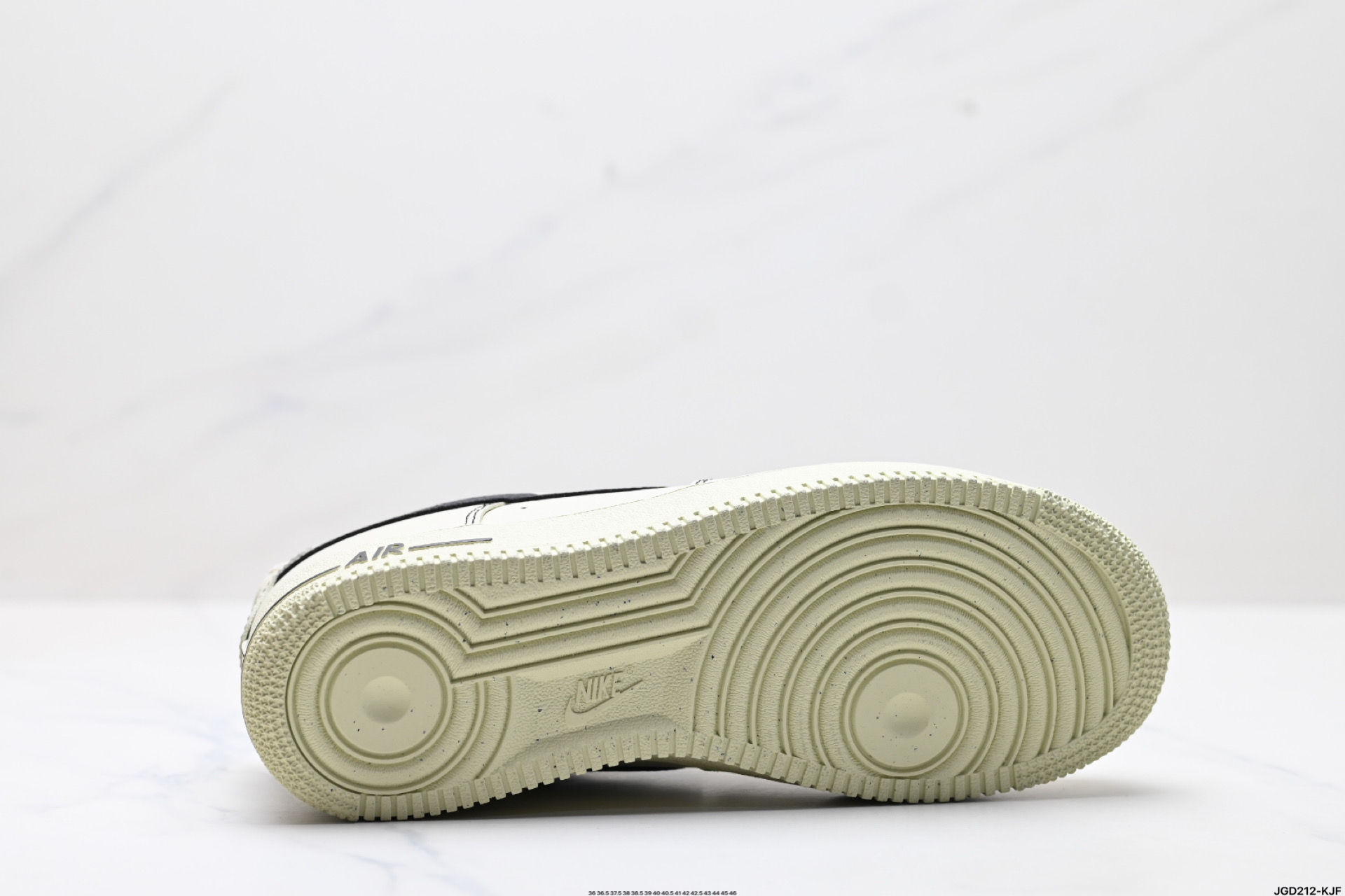 190 NIKE AIR FORCE 1‘07 LV8   HQ2037-200