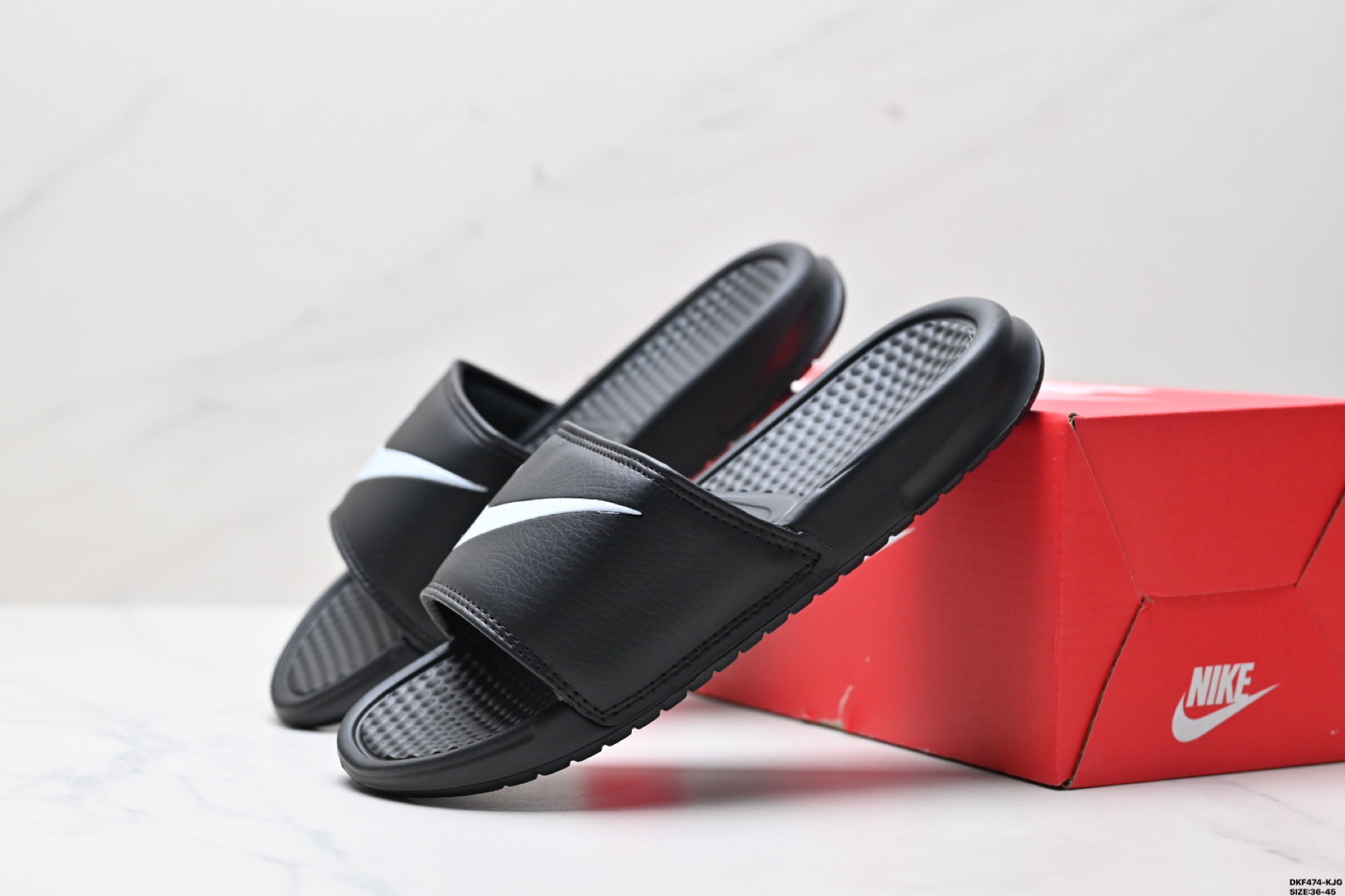 65 NIKE BENASSI SWOOSH 耐克 生活百搭  夏季沙滩拖鞋  666089-118