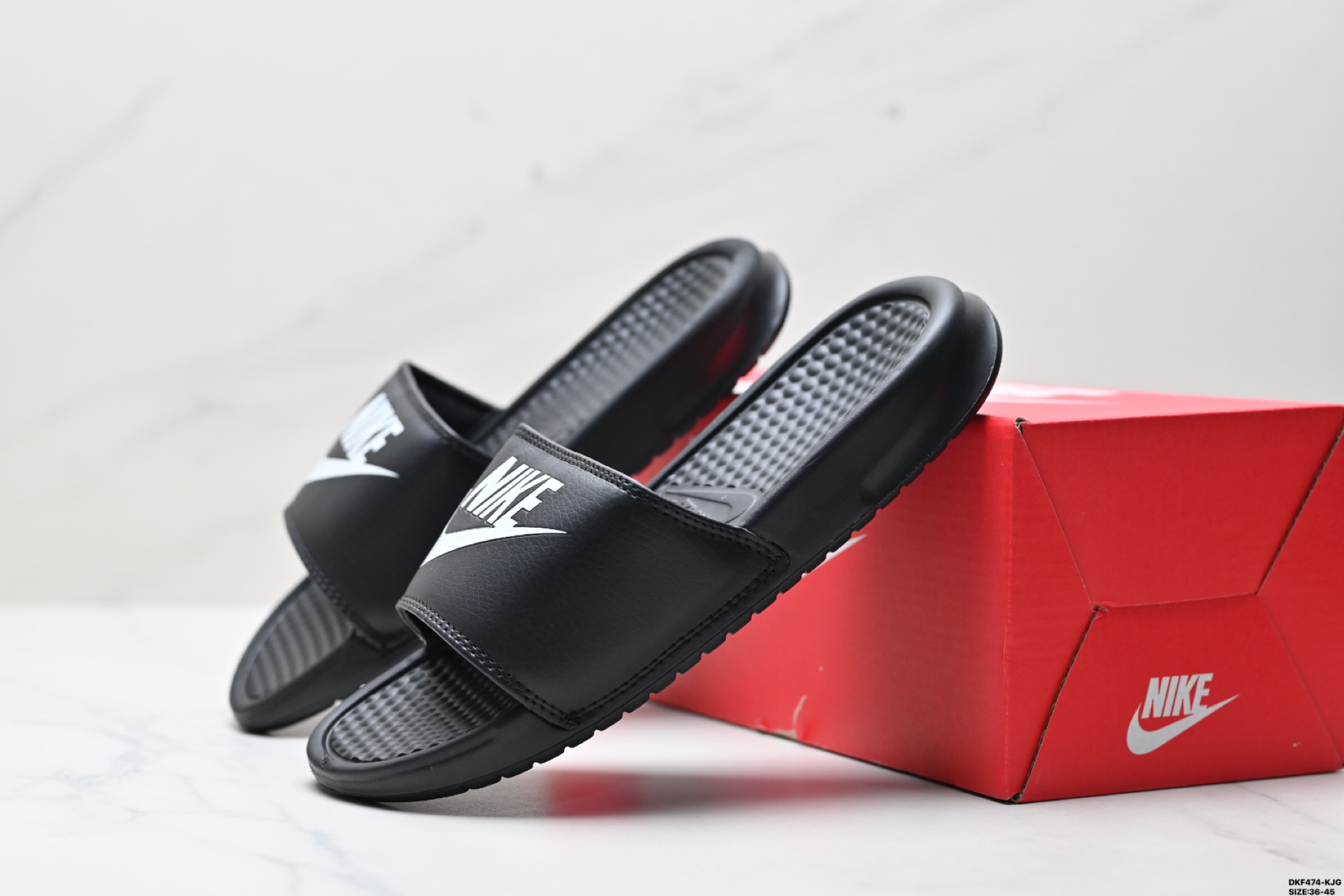 65 NIKE BENASSI SWOOSH 耐克 生活百搭  夏季沙滩拖鞋  666089-118