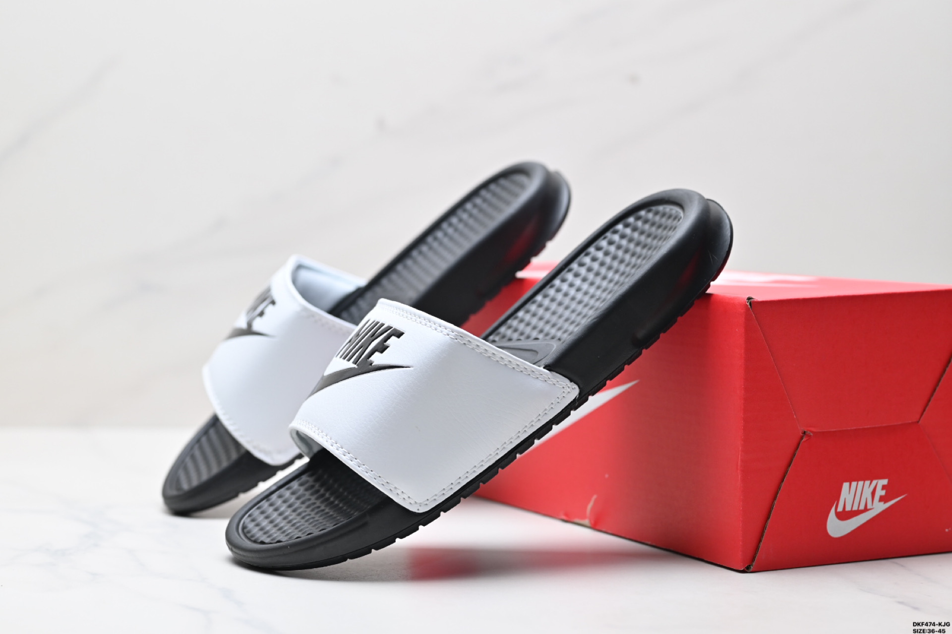 65 NIKE BENASSI SWOOSH 耐克 生活百搭  夏季沙滩拖鞋  666089-118