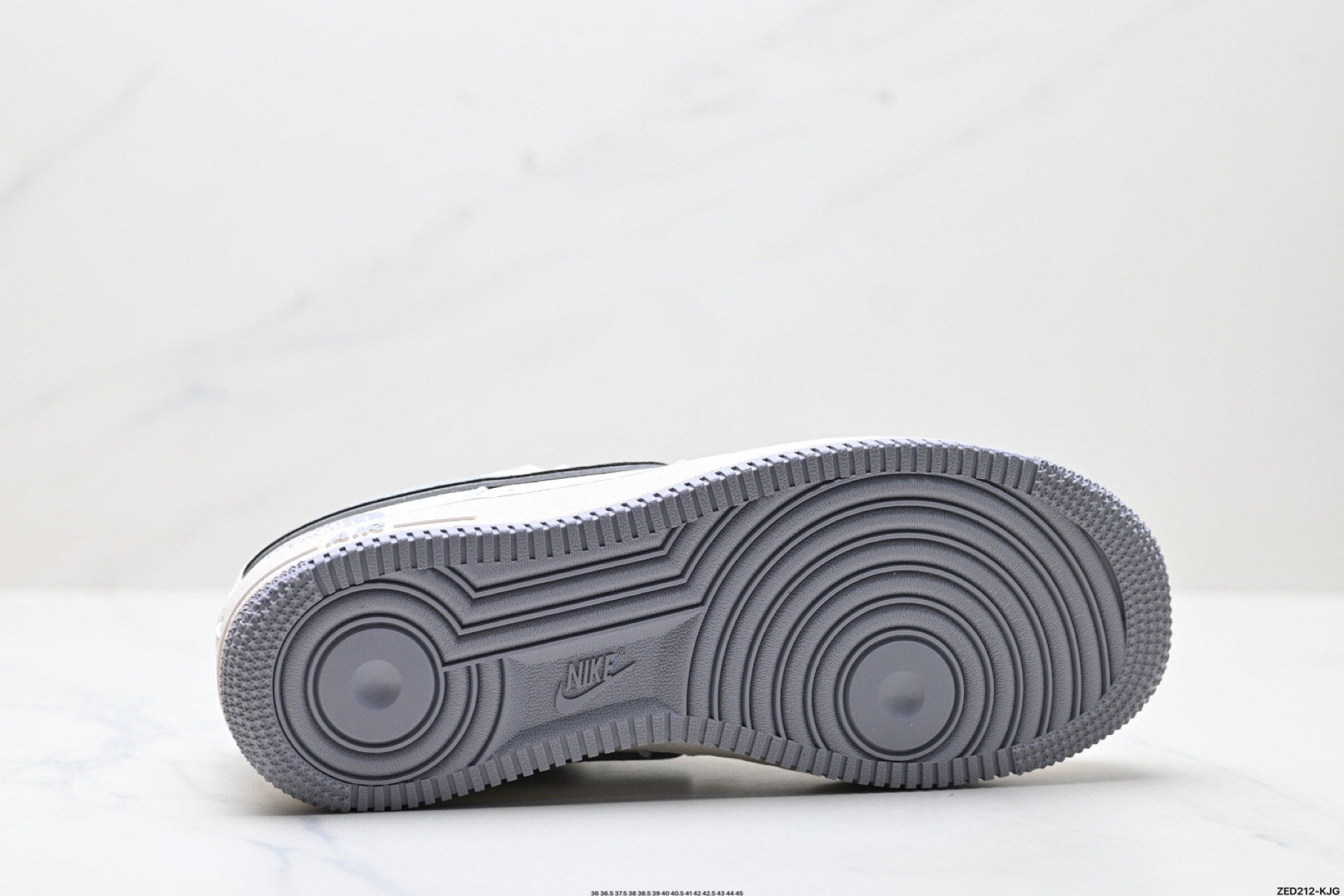 270 NIKE AIR FORCE 1‘07 LV8   HH7518-052