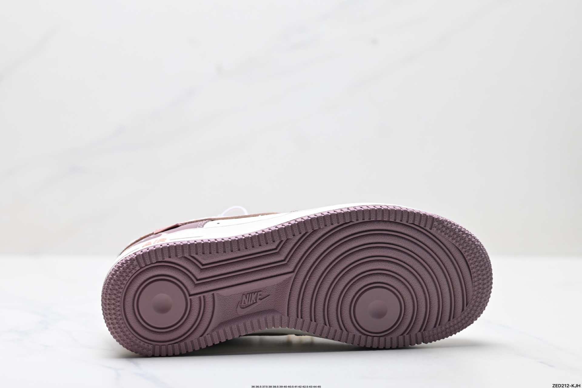 270 NIKE AIR FORCE 1‘07 DB3301-551