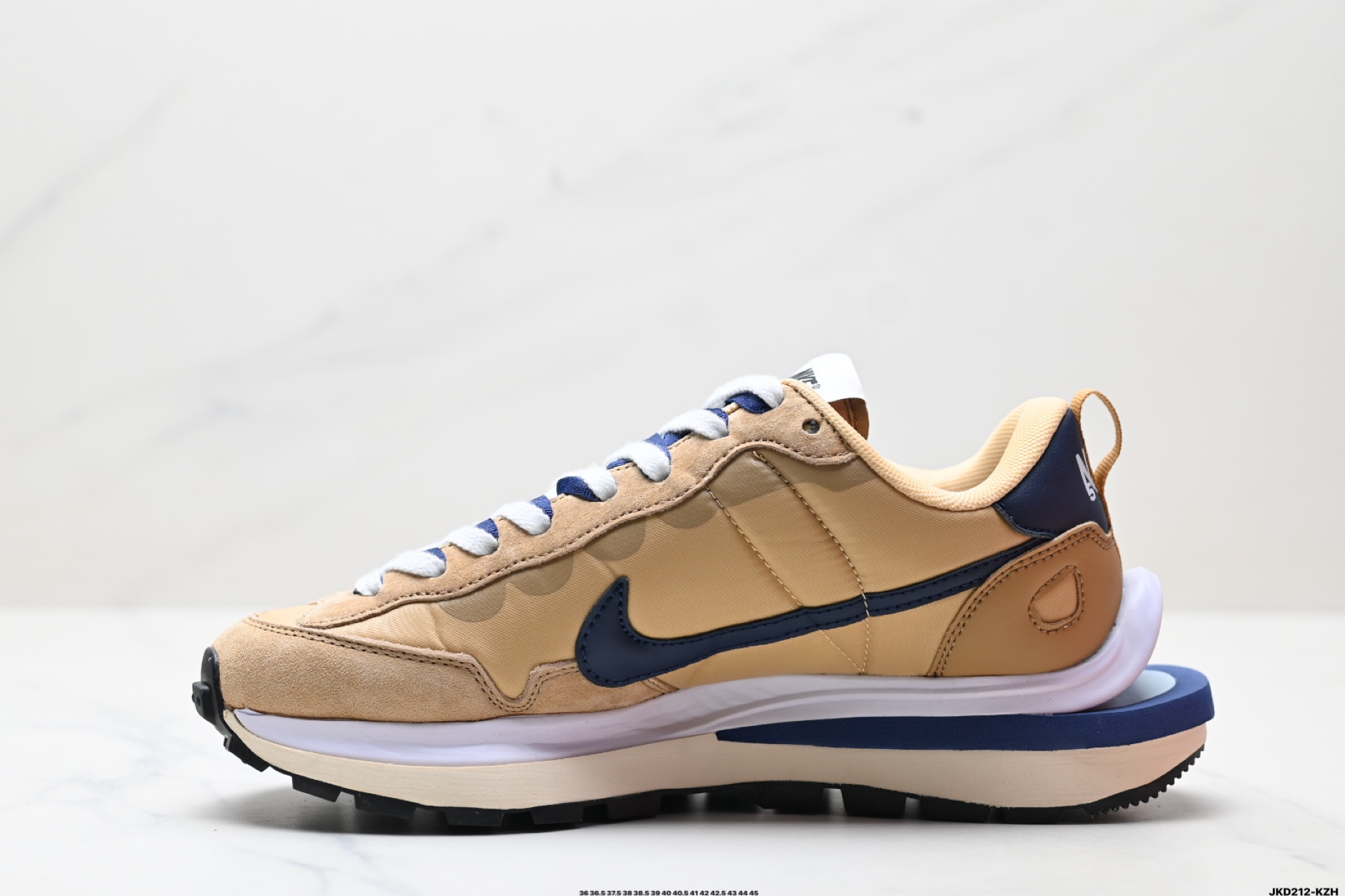 💰190
真标✅Nike Vaporwaffle Sacai 耐克华夫50周年系列华夫复古休闲运动慢跑鞋 
鞋款由 Pegasus 与VaporFly两款鞋型的设计元素共同构建 鞋身材质由翻毛皮和透气网布共同打造 熟悉的解构手法 重叠Swoosh 双重鞋舌 鞋带以及后跟SACAI 字体都悉数保留
货号:DD1875-200
尺码:36 36.5 37.5 38 38.5 39 40 40.5 41 42 42.5 43 44 45
ID:JKD212-KZH