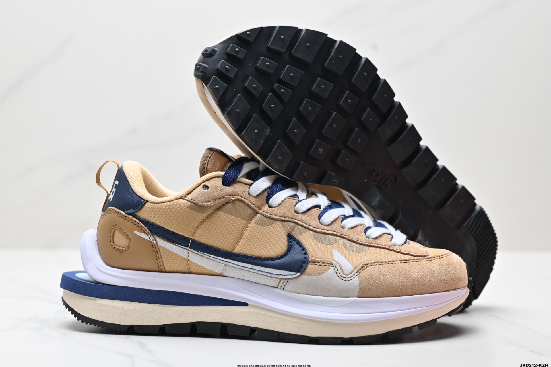 💰190
真标✅Nike Vaporwaffle Sacai 耐克华夫50周年系列华夫复古休闲运动慢跑鞋 
鞋款由 Pegasus 与VaporFly两款鞋型的设计元素共同构建 鞋身材质由翻毛皮和透气网布共同打造 熟悉的解构手法 重叠Swoosh 双重鞋舌 鞋带以及后跟SACAI 字体都悉数保留
货号:DD1875-200
尺码:36 36.5 37.5 38 38.5 39 40 40.5 41 42 42.5 43 44 45
ID:JKD212-KZH