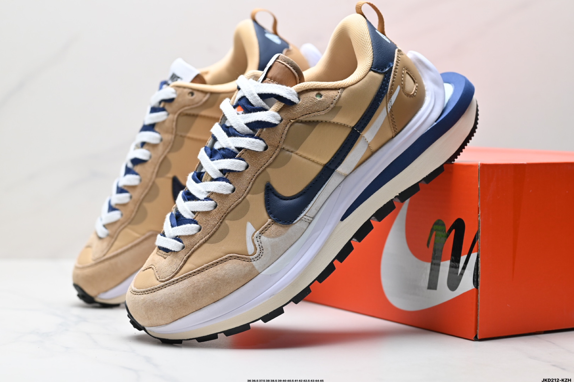 💰190
真标✅Nike Vaporwaffle Sacai 耐克华夫50周年系列华夫复古休闲运动慢跑鞋 
鞋款由 Pegasus 与VaporFly两款鞋型的设计元素共同构建 鞋身材质由翻毛皮和透气网布共同打造 熟悉的解构手法 重叠Swoosh 双重鞋舌 鞋带以及后跟SACAI 字体都悉数保留
货号:DD1875-200
尺码:36 36.5 37.5 38 38.5 39 40 40.5 41 42 42.5 43 44 45
ID:JKD212-KZH