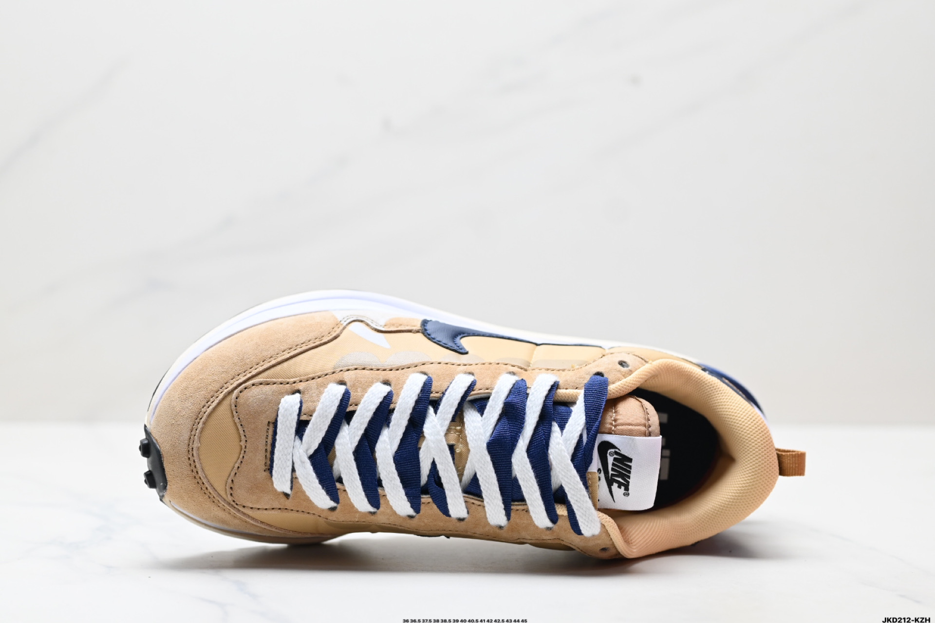 💰190
真标✅Nike Vaporwaffle Sacai 耐克华夫50周年系列华夫复古休闲运动慢跑鞋 
鞋款由 Pegasus 与VaporFly两款鞋型的设计元素共同构建 鞋身材质由翻毛皮和透气网布共同打造 熟悉的解构手法 重叠Swoosh 双重鞋舌 鞋带以及后跟SACAI 字体都悉数保留
货号:DD1875-200
尺码:36 36.5 37.5 38 38.5 39 40 40.5 41 42 42.5 43 44 45
ID:JKD212-KZH