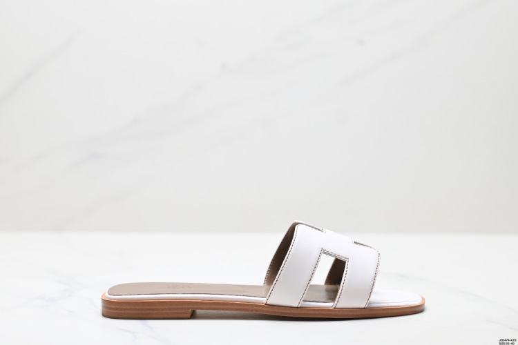 Elegantes sandalias planas de cuero Hermes, el toque perfecto para tu verano 15 Elegantes sandalias planas de cuero Hermes, el toque perfecto para tu verano
