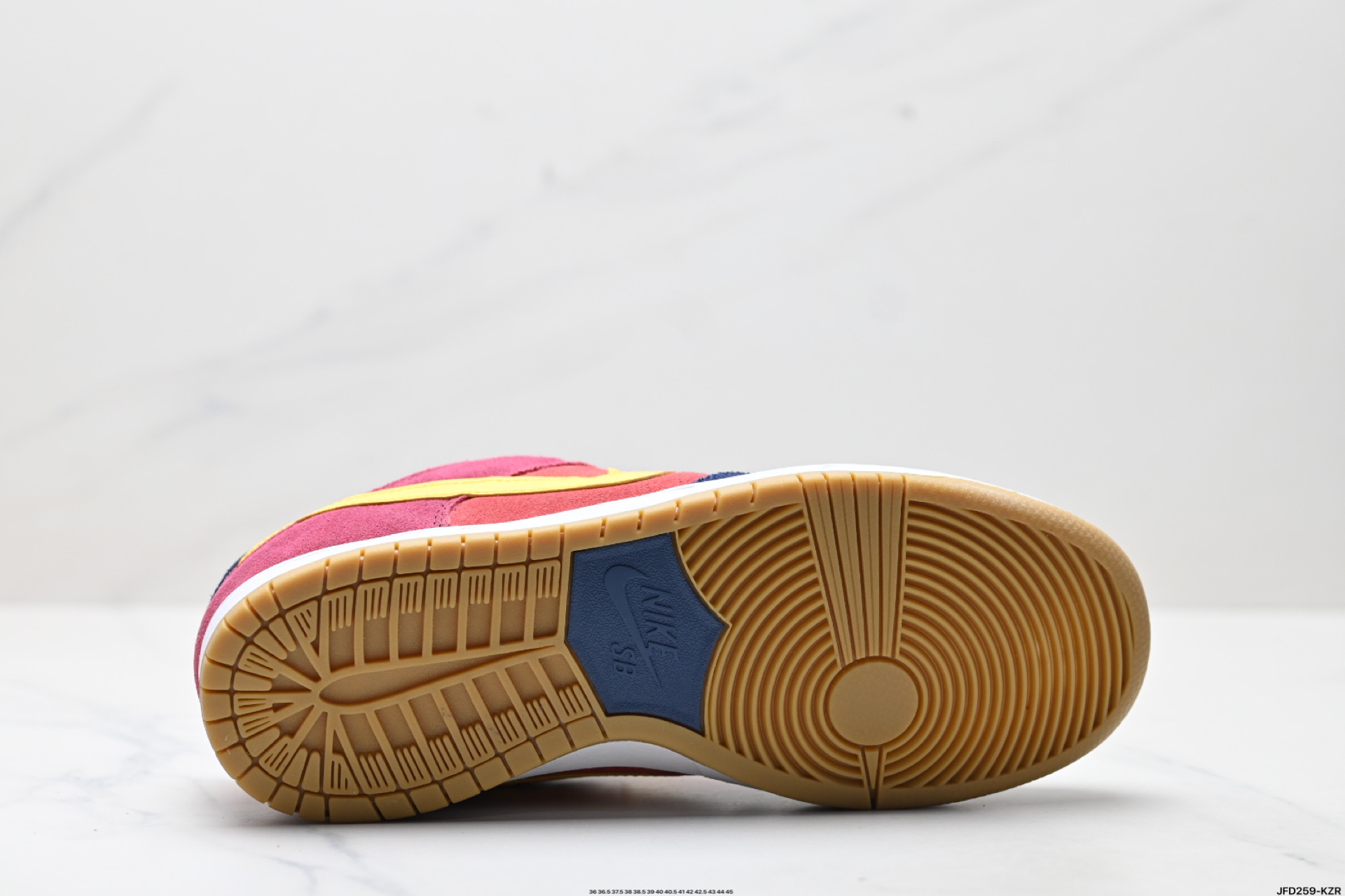 💰190
公司级✅耐克NIKE DUNK LOW 扣篮系列 复古低帮休闲运动滑板板鞋
采用脚感柔软舒适ZoomAir气垫
有效吸收滑板等极限运动在落地时带来的冲击力 为街头运动者们提供更好的保护
货号:DJ0606-400
尺码:36 36.5 37.5 38 38.5 39 40 40.5 41 42 42.5 43 44 45
ID:JFD259-KZR