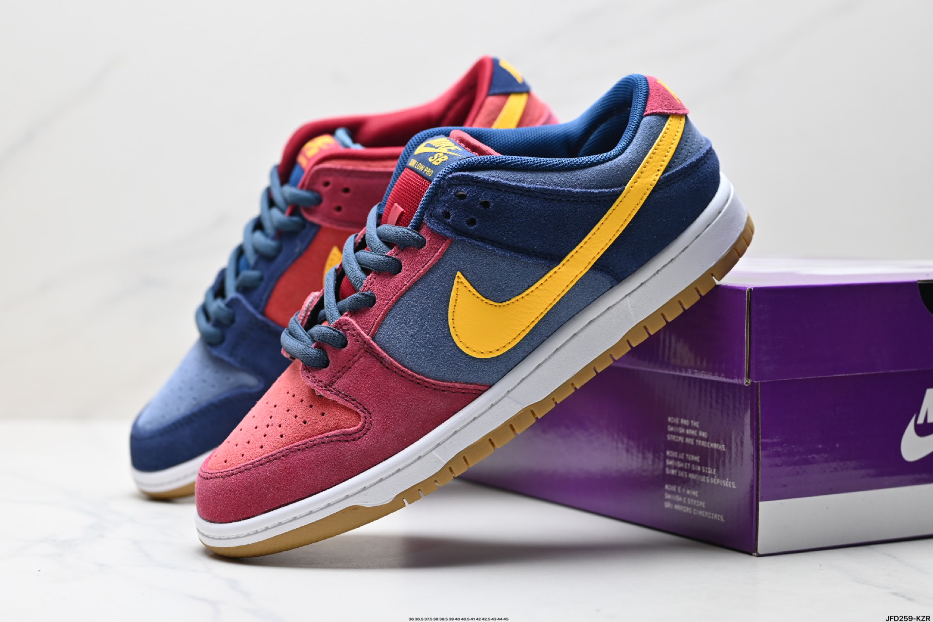 💰190
公司级✅耐克NIKE DUNK LOW 扣篮系列 复古低帮休闲运动滑板板鞋
采用脚感柔软舒适ZoomAir气垫
有效吸收滑板等极限运动在落地时带来的冲击力 为街头运动者们提供更好的保护
货号:DJ0606-400
尺码:36 36.5 37.5 38 38.5 39 40 40.5 41 42 42.5 43 44 45
ID:JFD259-KZR