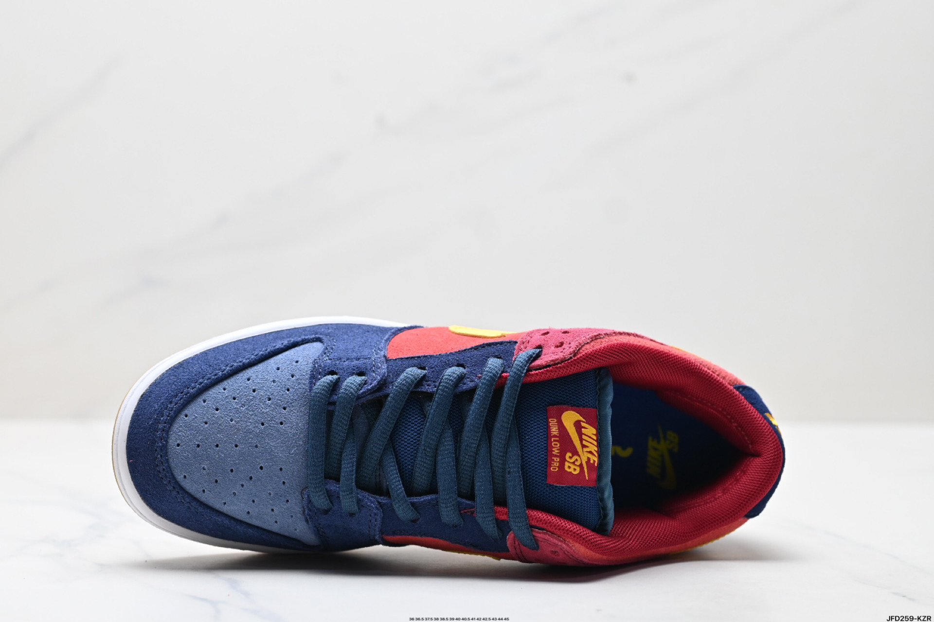 💰190
公司级✅耐克NIKE DUNK LOW 扣篮系列 复古低帮休闲运动滑板板鞋
采用脚感柔软舒适ZoomAir气垫
有效吸收滑板等极限运动在落地时带来的冲击力 为街头运动者们提供更好的保护
货号:DJ0606-400
尺码:36 36.5 37.5 38 38.5 39 40 40.5 41 42 42.5 43 44 45
ID:JFD259-KZR