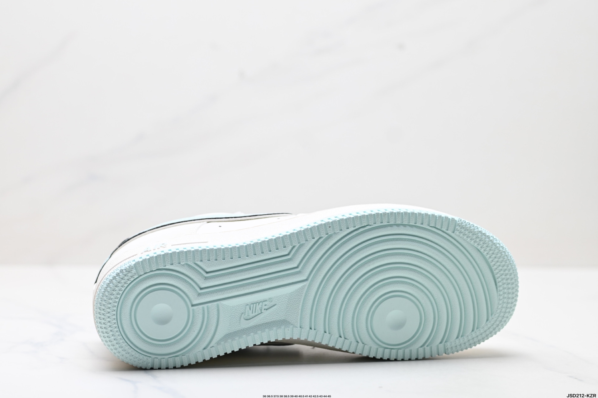 NIKE AIR FORCE 1‘07 LV8 GL6835-001