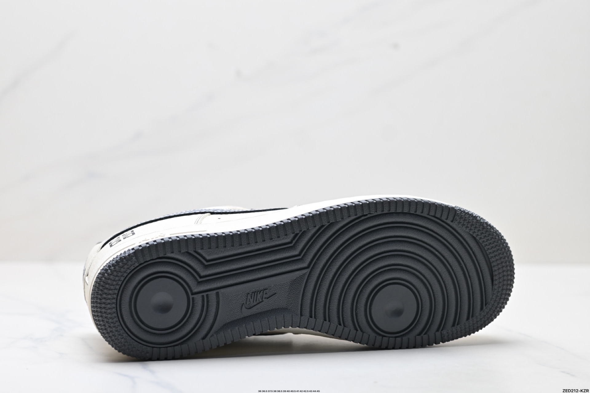 NIKE AIR FORCE 1‘07 LV8 DF0188-057