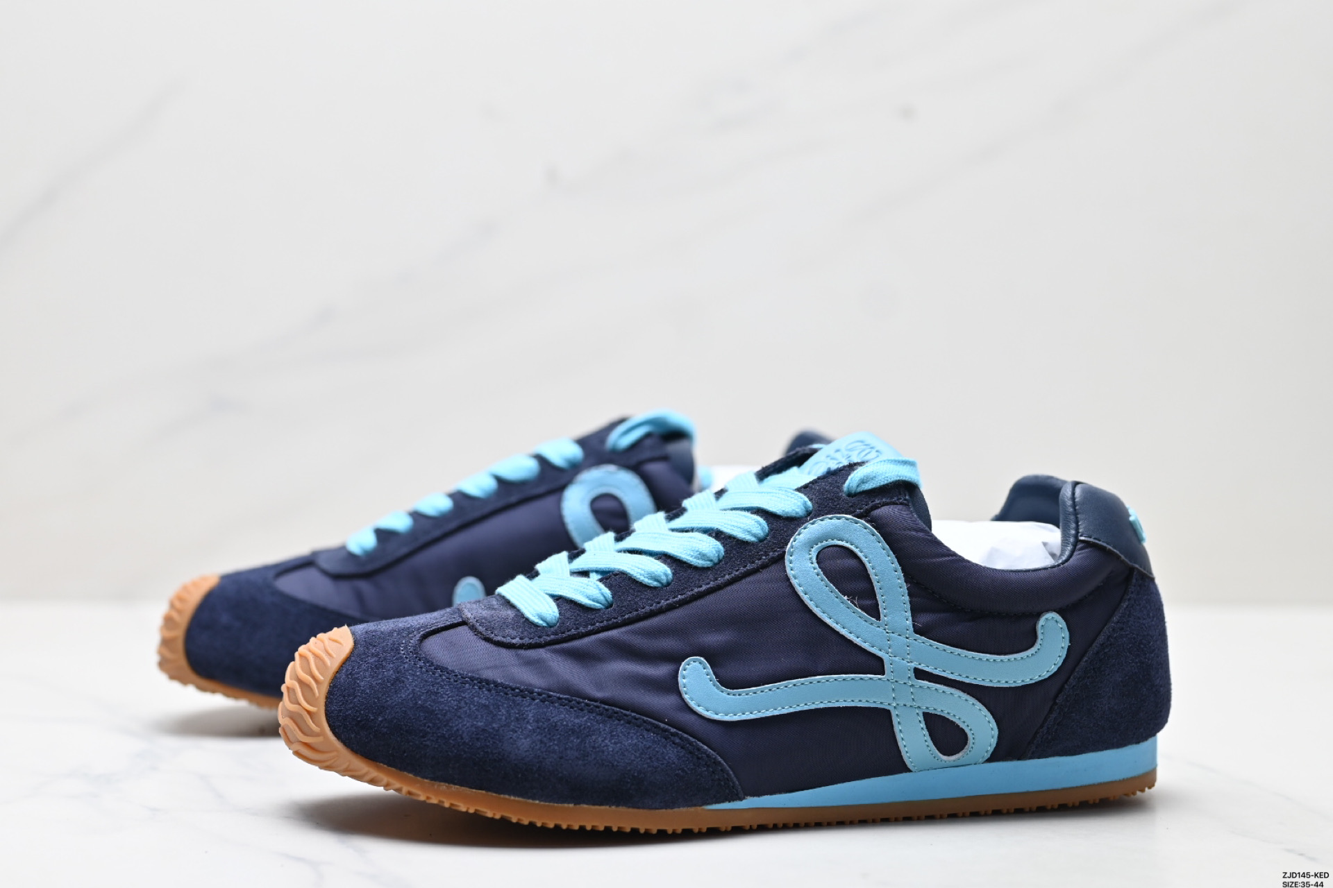 LOEWE罗意威 Ballet Runner 2.0小牛皮 圆头系带 低帮 生活休闲鞋
