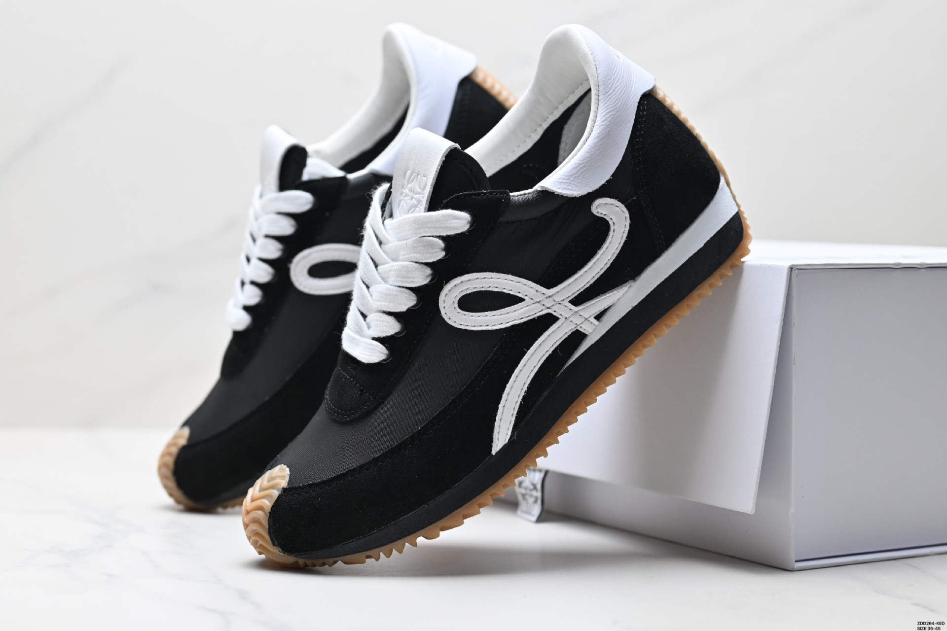 LOEWE罗意威 Ballet Runner 2.0小牛皮 圆头系带 低帮 生活休闲鞋