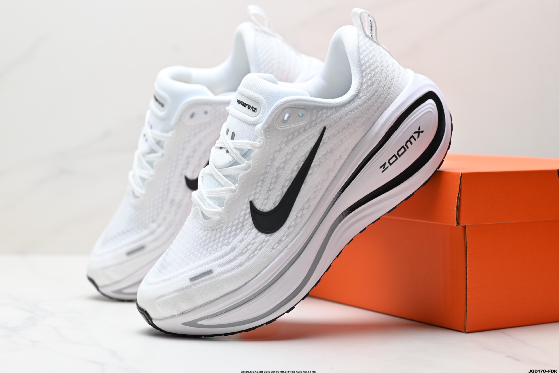 Nike VOMERO 18 Plus 耐克 舒适减震防滑 低帮跑步鞋 HM6805-101