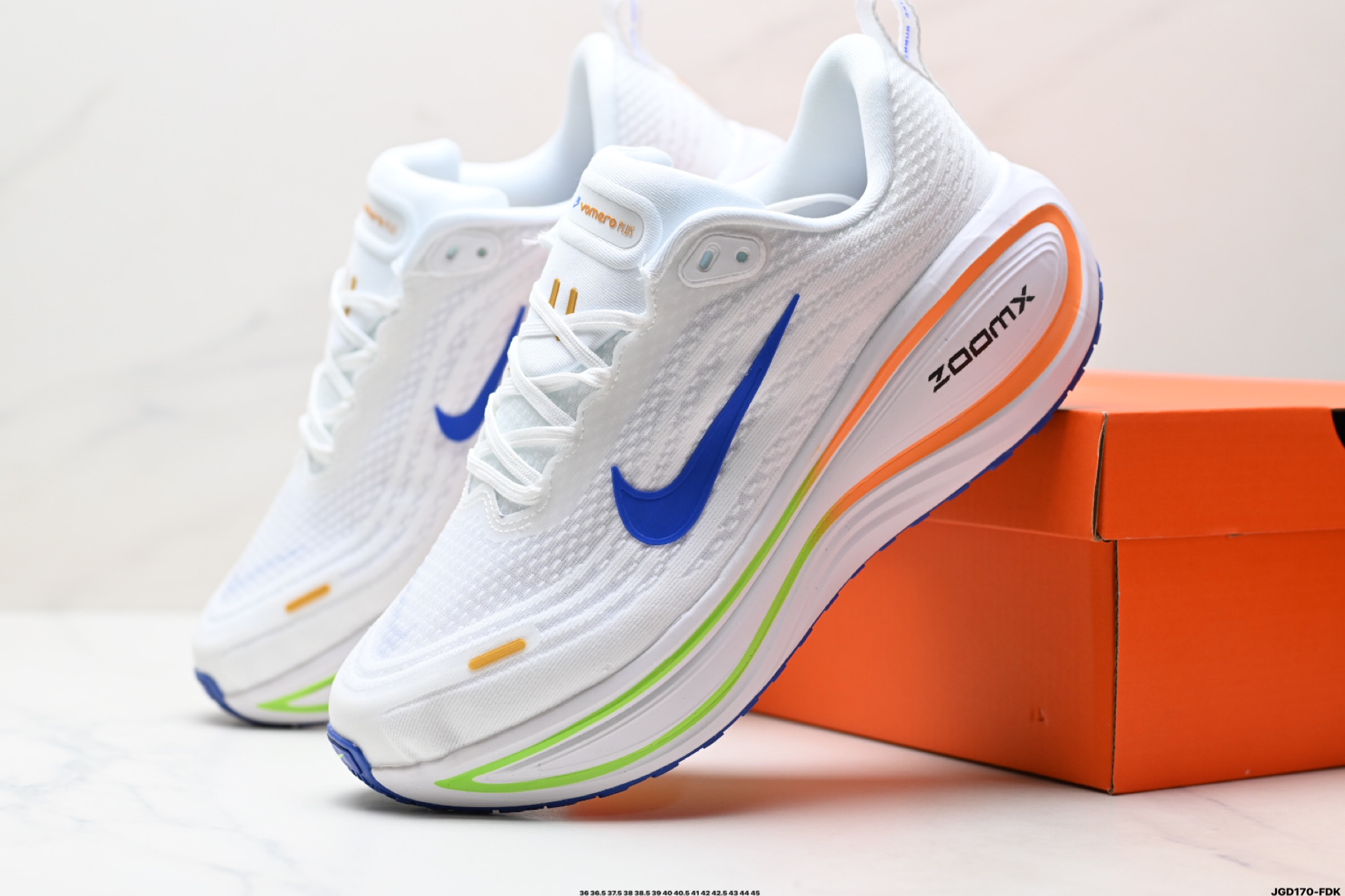 Nike VOMERO 18 Plus 耐克 舒适减震防滑 低帮跑步鞋 HM6805-101