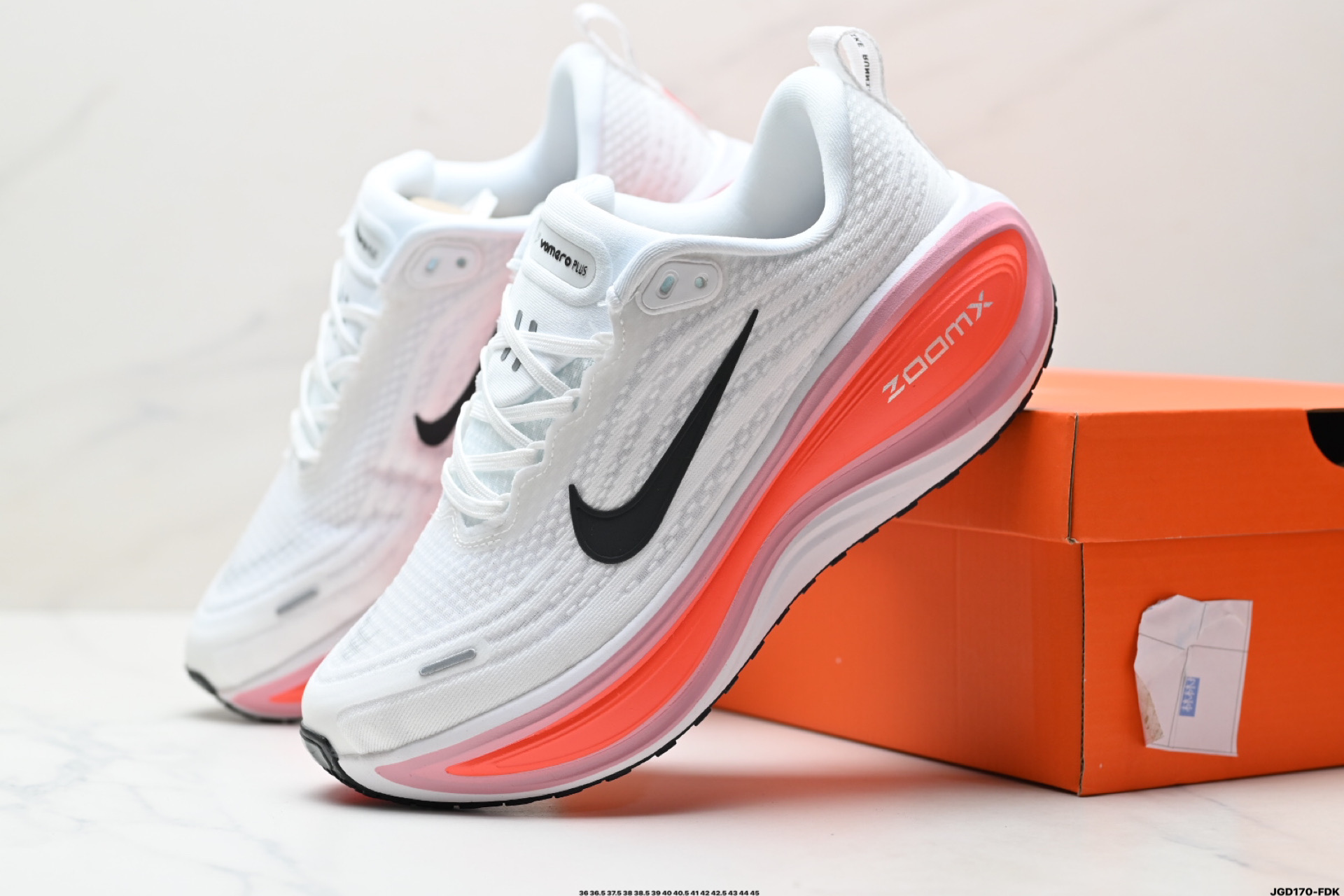 Nike VOMERO 18 Plus 耐克 舒适减震防滑 低帮跑步鞋 HM6805-101